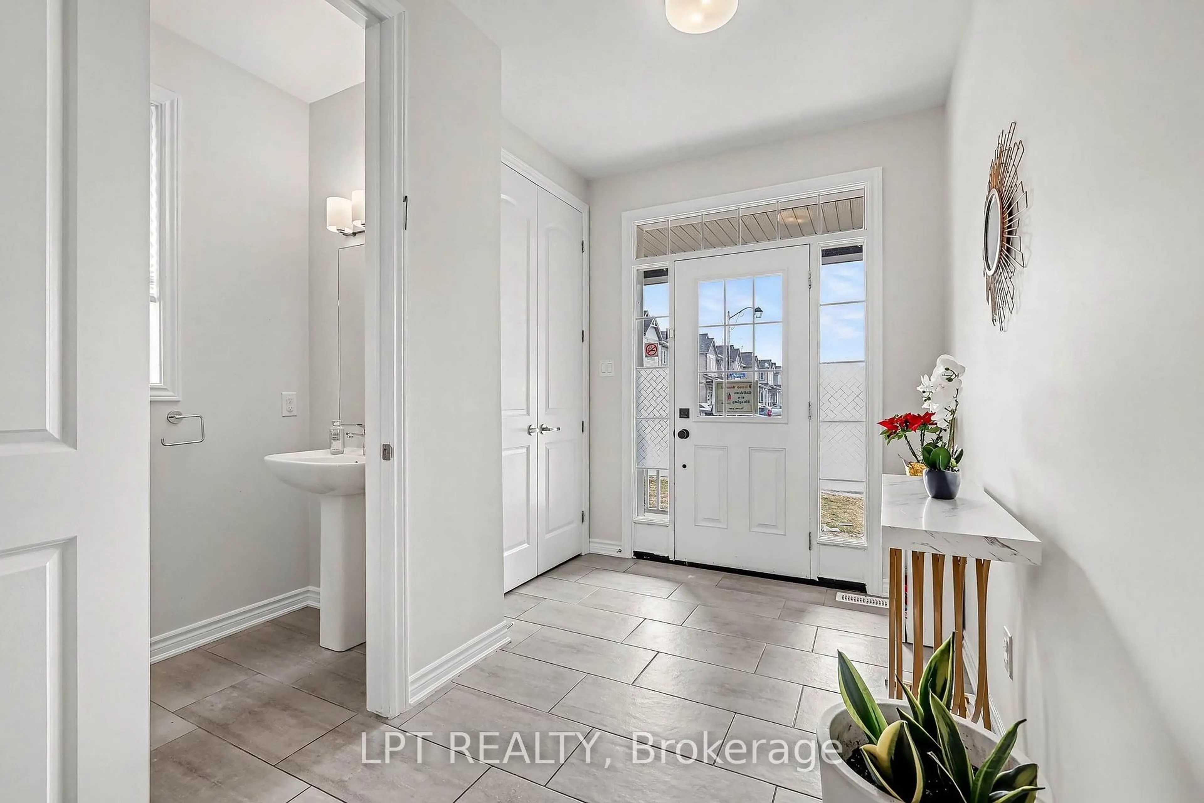 Indoor entryway for 730 Perseus Ave, Ottawa Ontario K2J 6V8