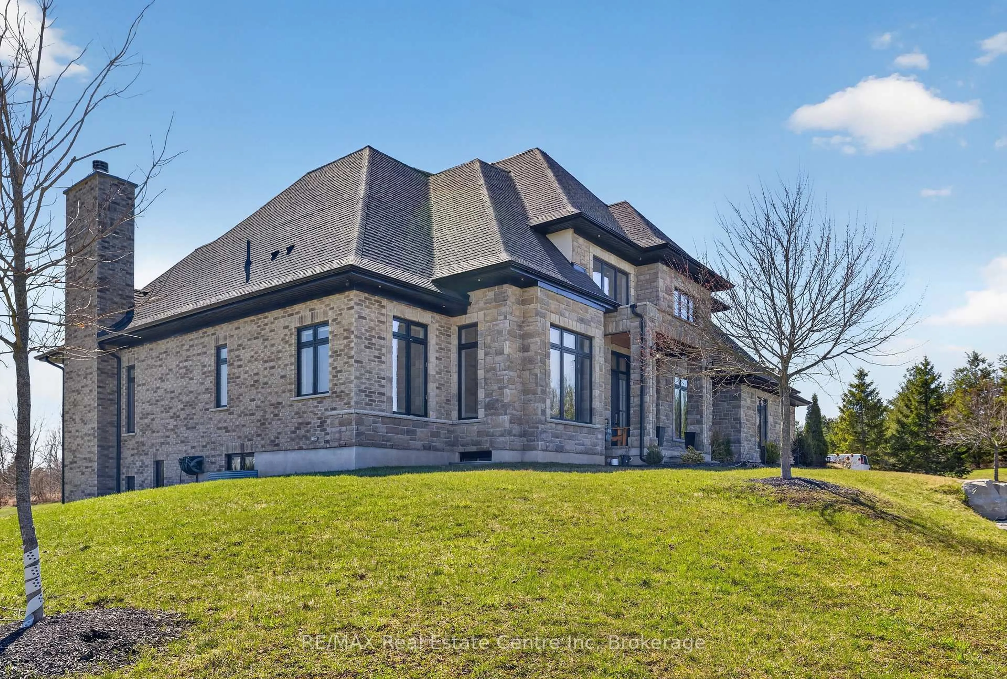 Home with brick exterior material, building for 7645 Maltby Rd, Puslinch Ontario N0B 2J0