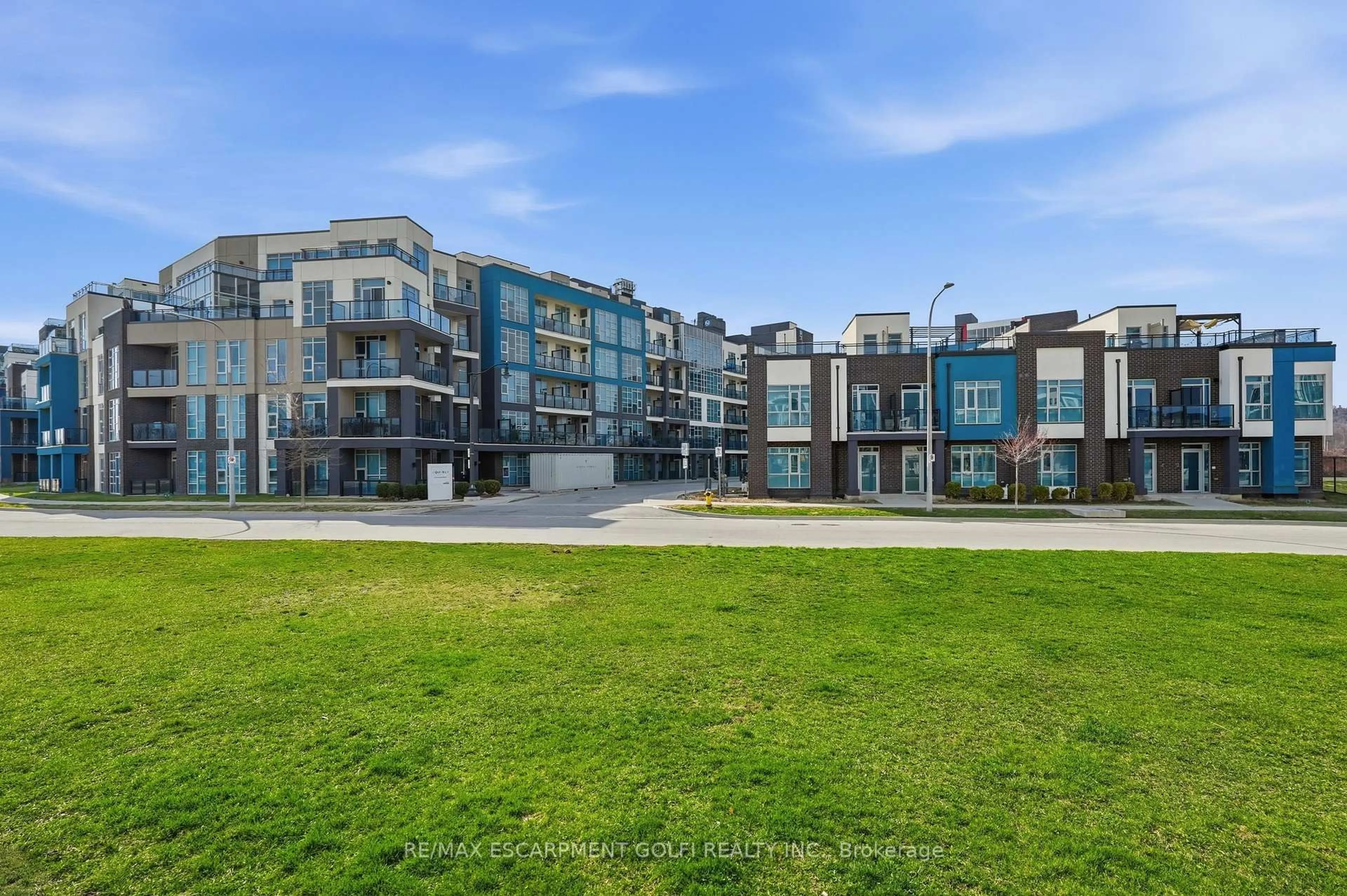 A pic from outside/outdoor area/front of a property/back of a property/a pic from drone, unknown for 10 Concord Pl #304, Grimsby Ontario L3M 0G6