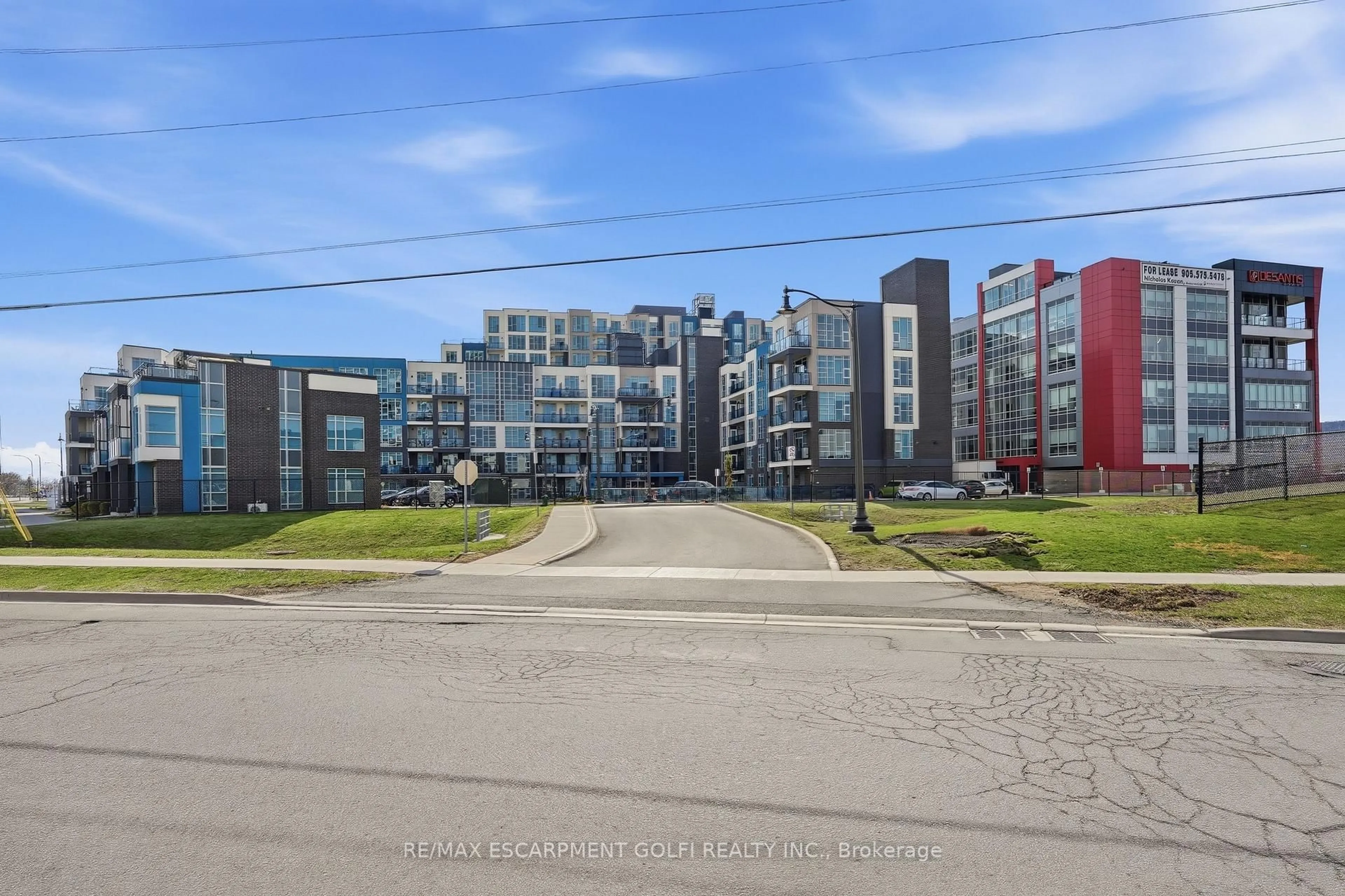 A pic from outside/outdoor area/front of a property/back of a property/a pic from drone, street for 10 Concord Pl #304, Grimsby Ontario L3M 0G6