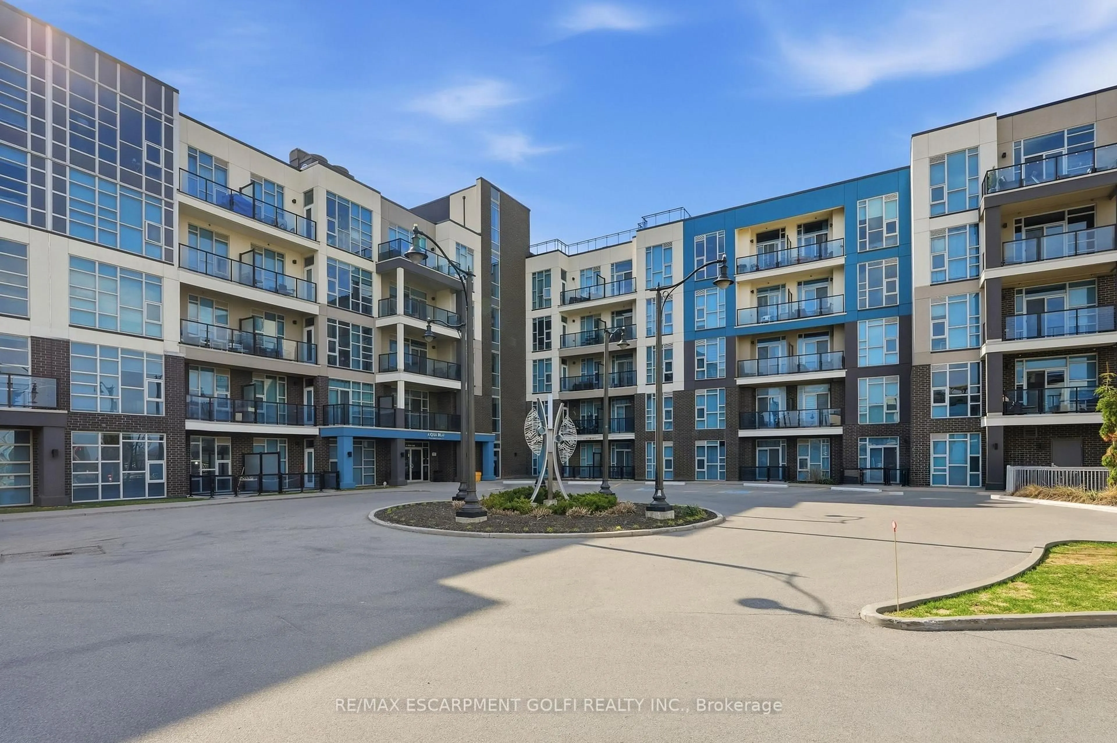 A pic from outside/outdoor area/front of a property/back of a property/a pic from drone, unknown for 10 Concord Pl #304, Grimsby Ontario L3M 0G6