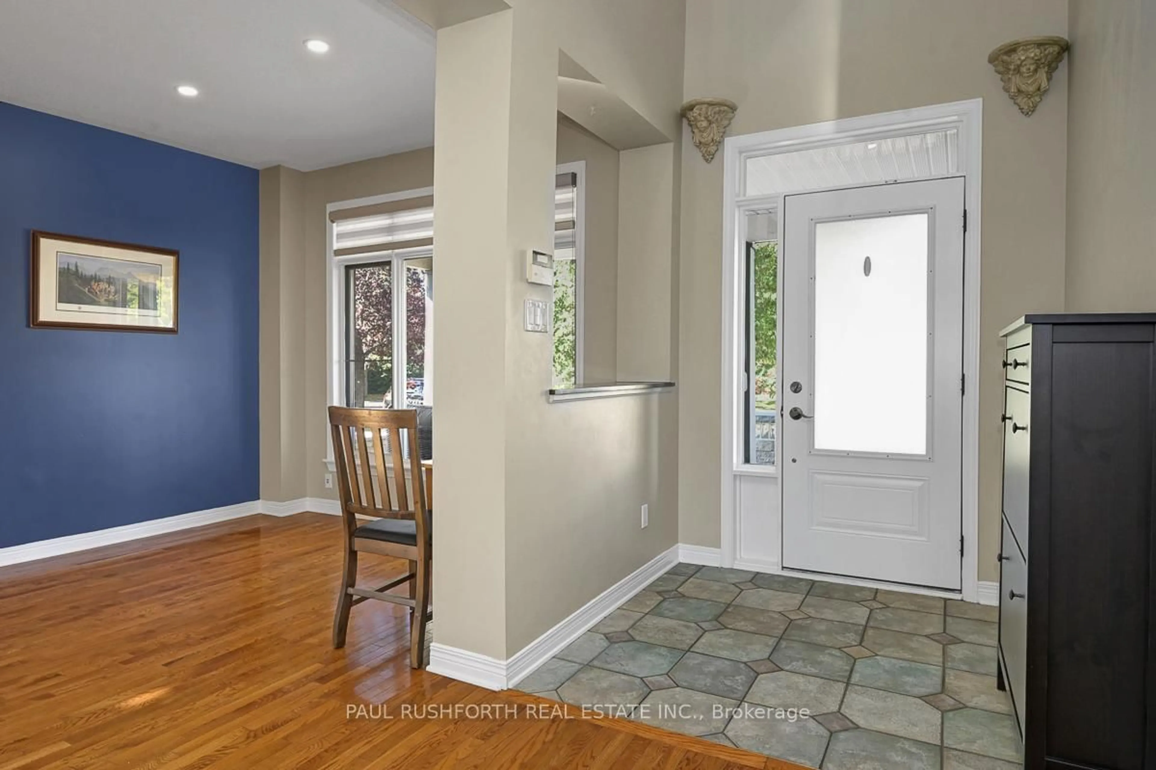 Indoor entryway for 139 Baroness Dr, Ottawa Ontario K2G 6Z2
