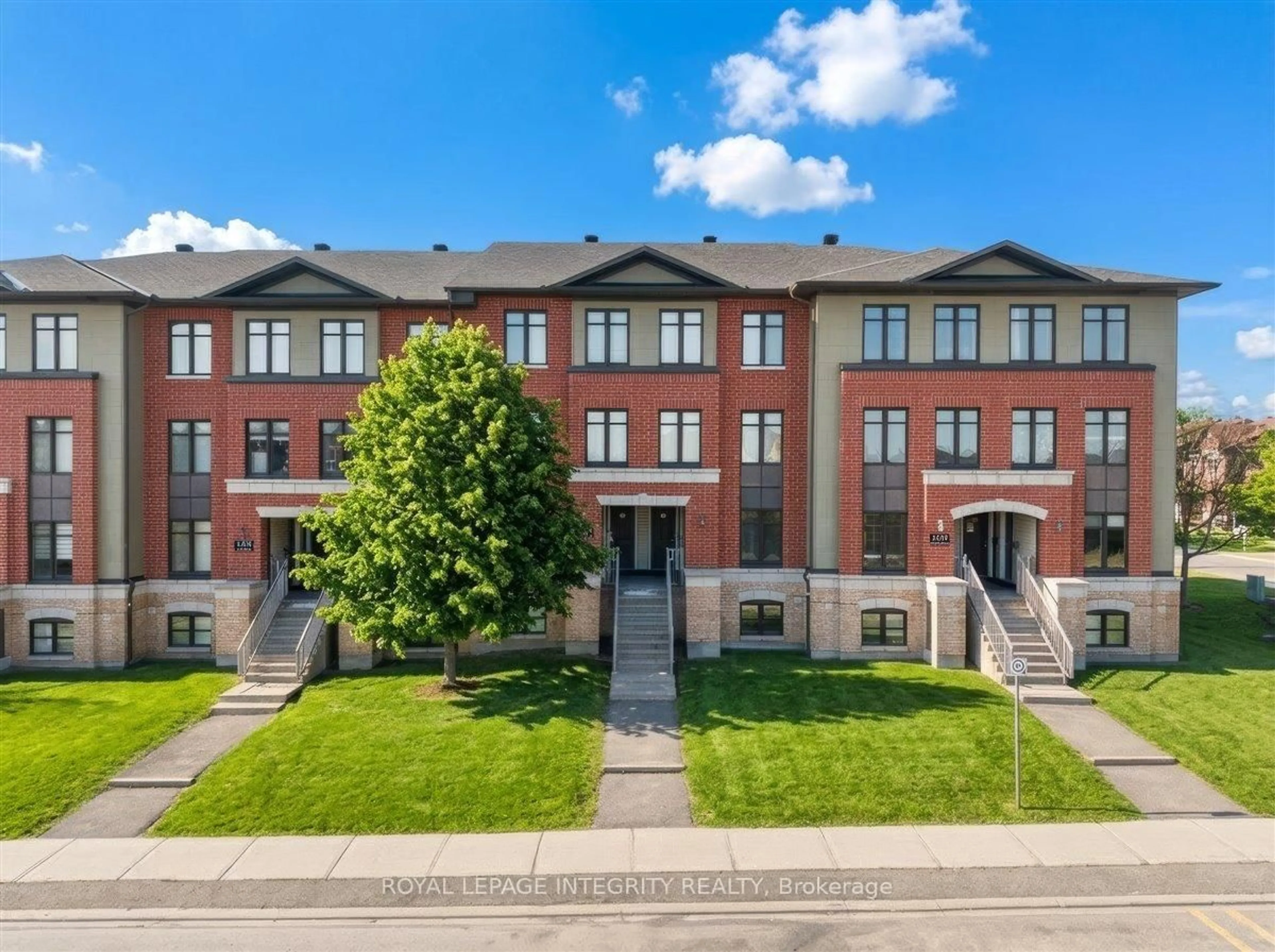 A pic from outside/outdoor area/front of a property/back of a property/a pic from drone, building for 1124 Docteur Corbeil Blvd #11, Clarence-Rockland Ontario K4K 0G9