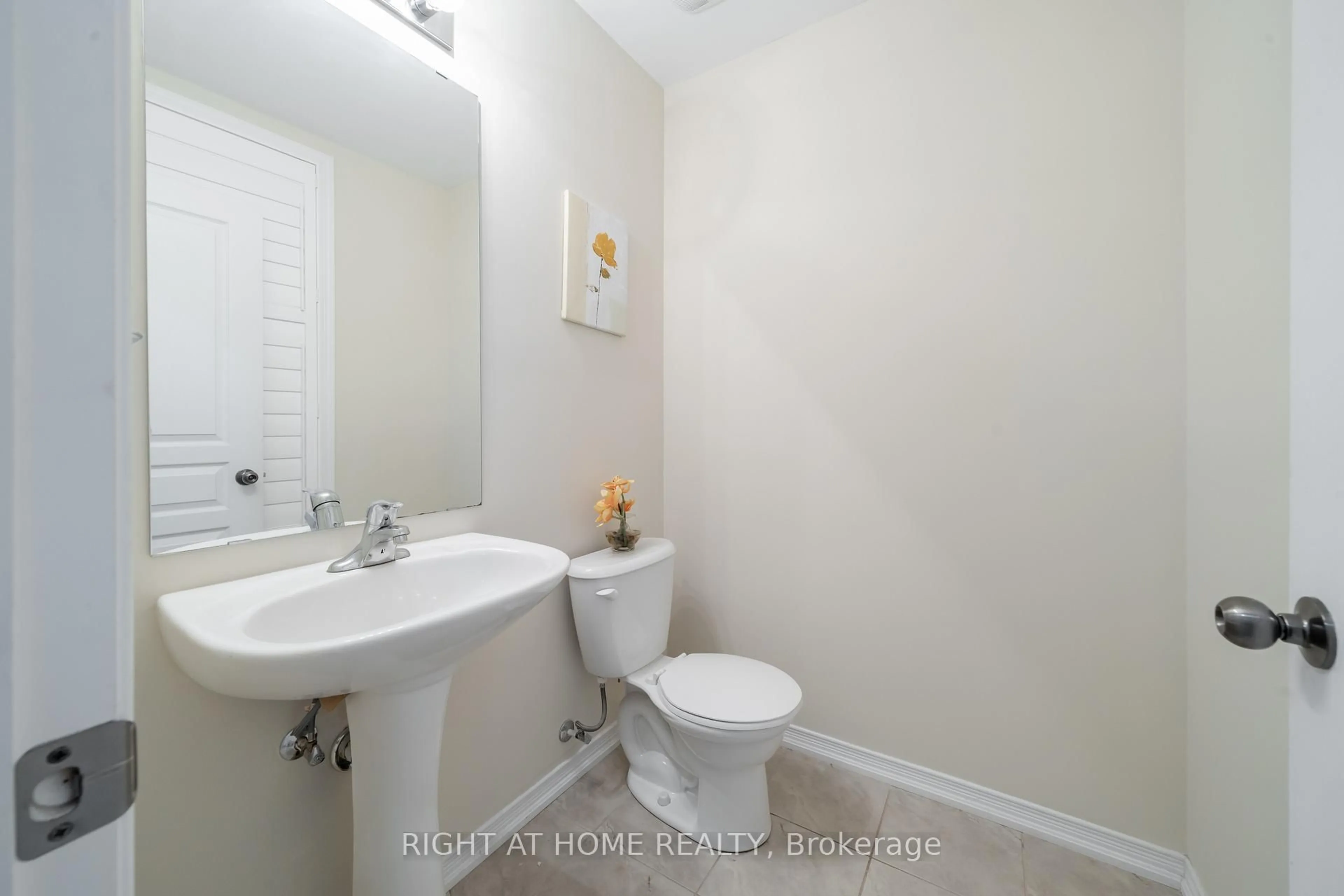 Standard bathroom, unknown for 148 Whitwell Way, Hamilton Ontario L0R 1C0
