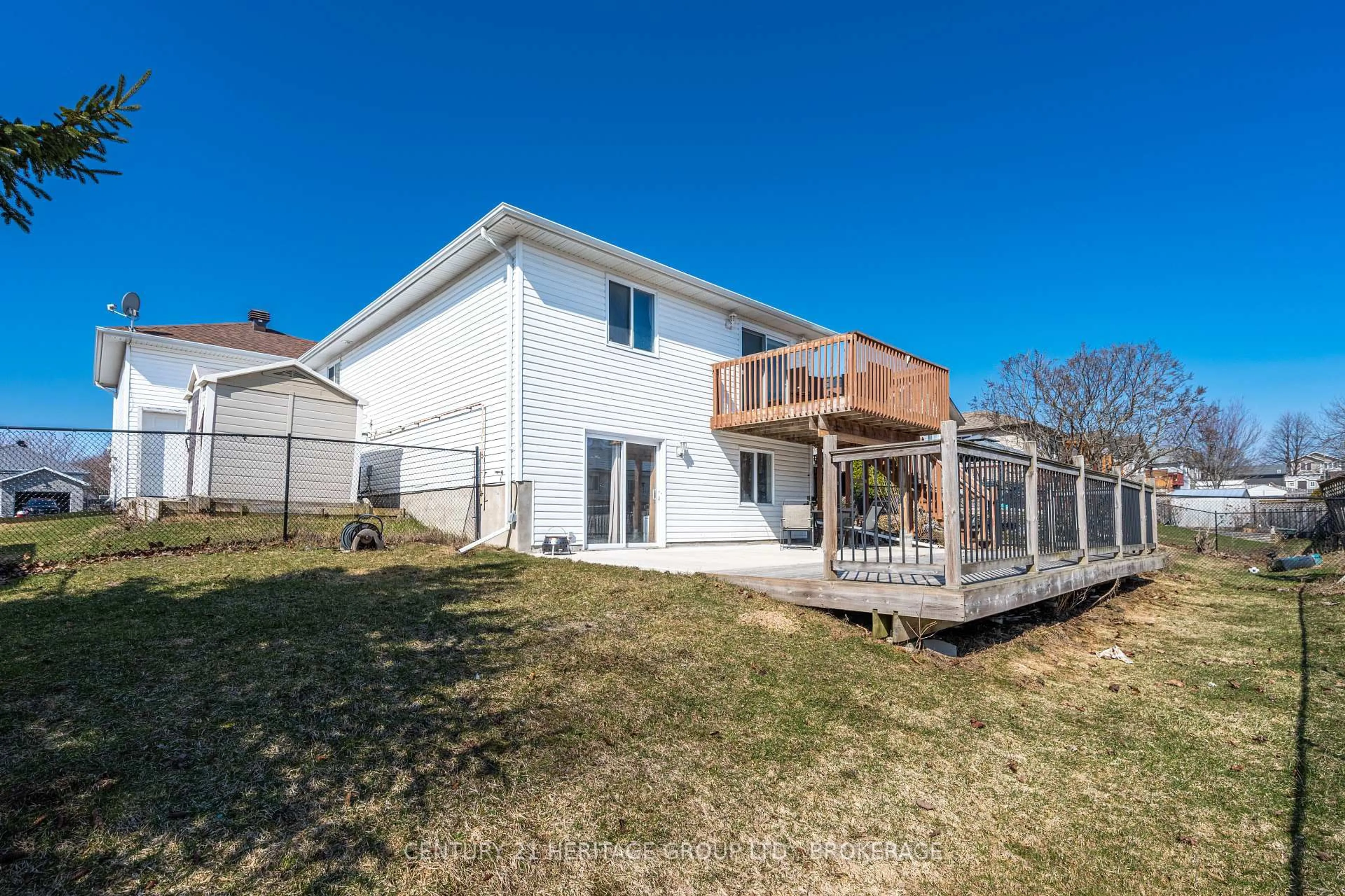 Home with vinyl exterior material, unknown for 79 SPEERS Blvd, Loyalist Ontario K7N 1Y8