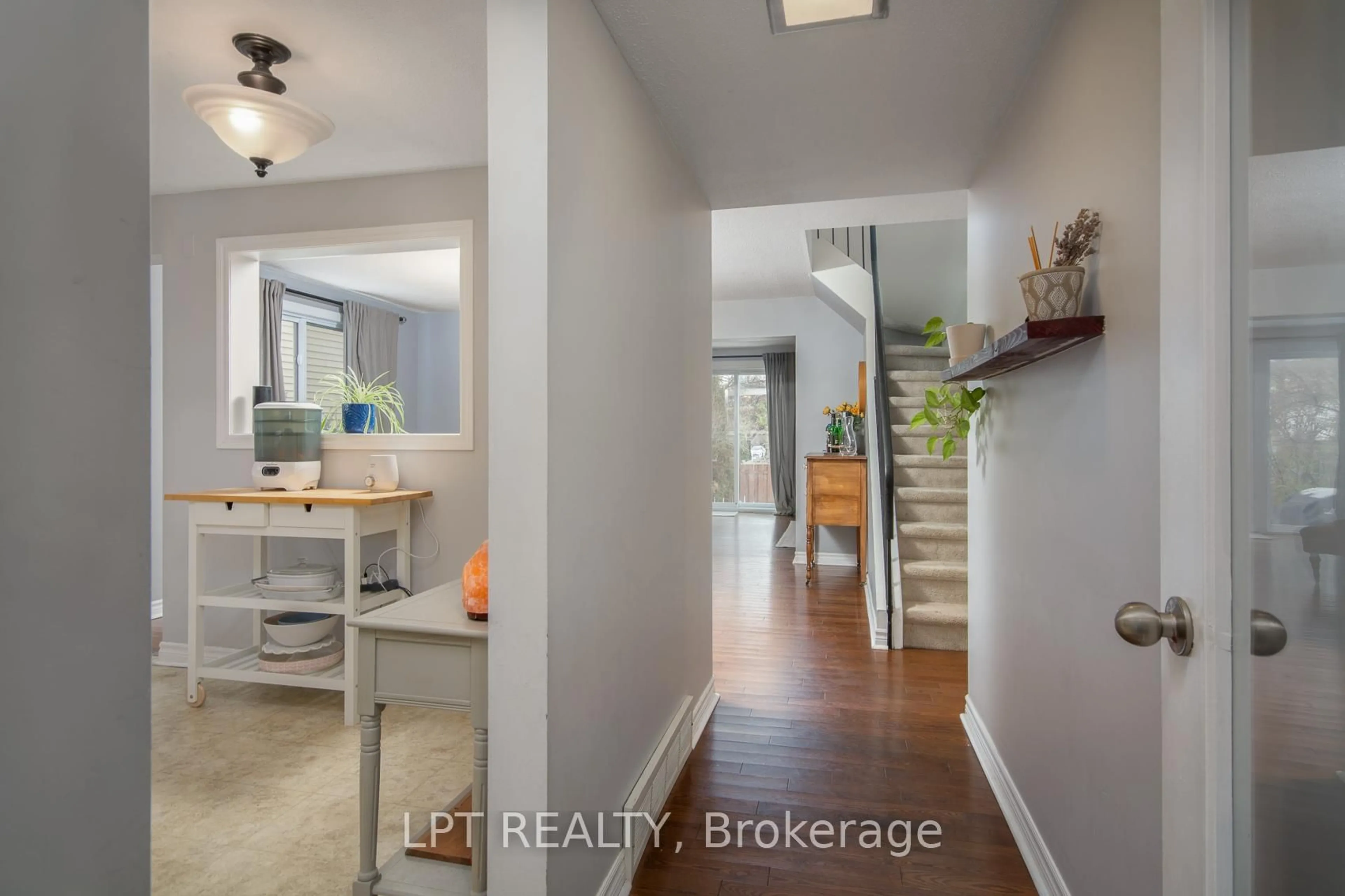 Indoor entryway for 7 Fable St, Ottawa Ontario K2J 2C9