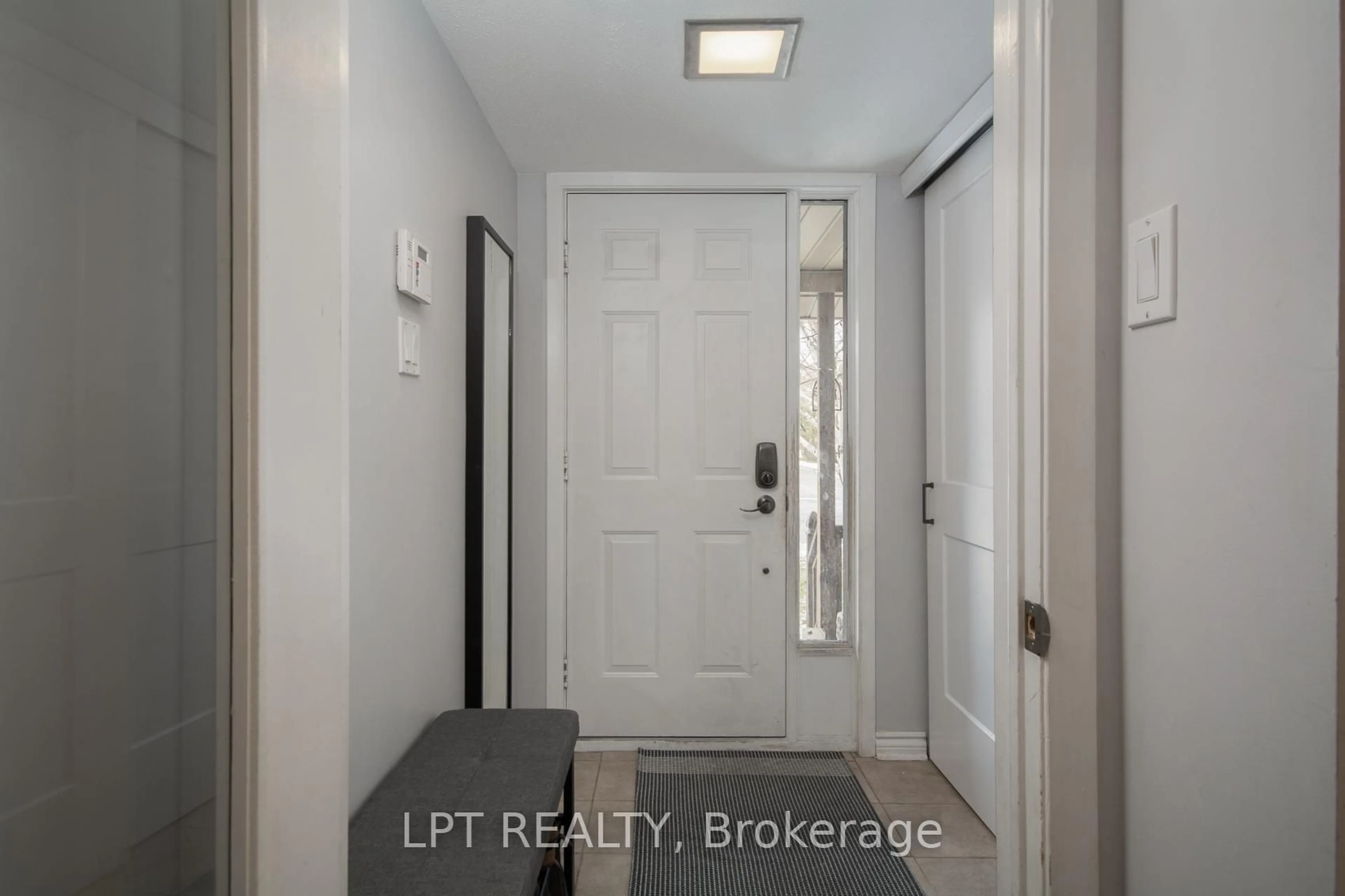 Indoor entryway for 7 Fable St, Ottawa Ontario K2J 2C9