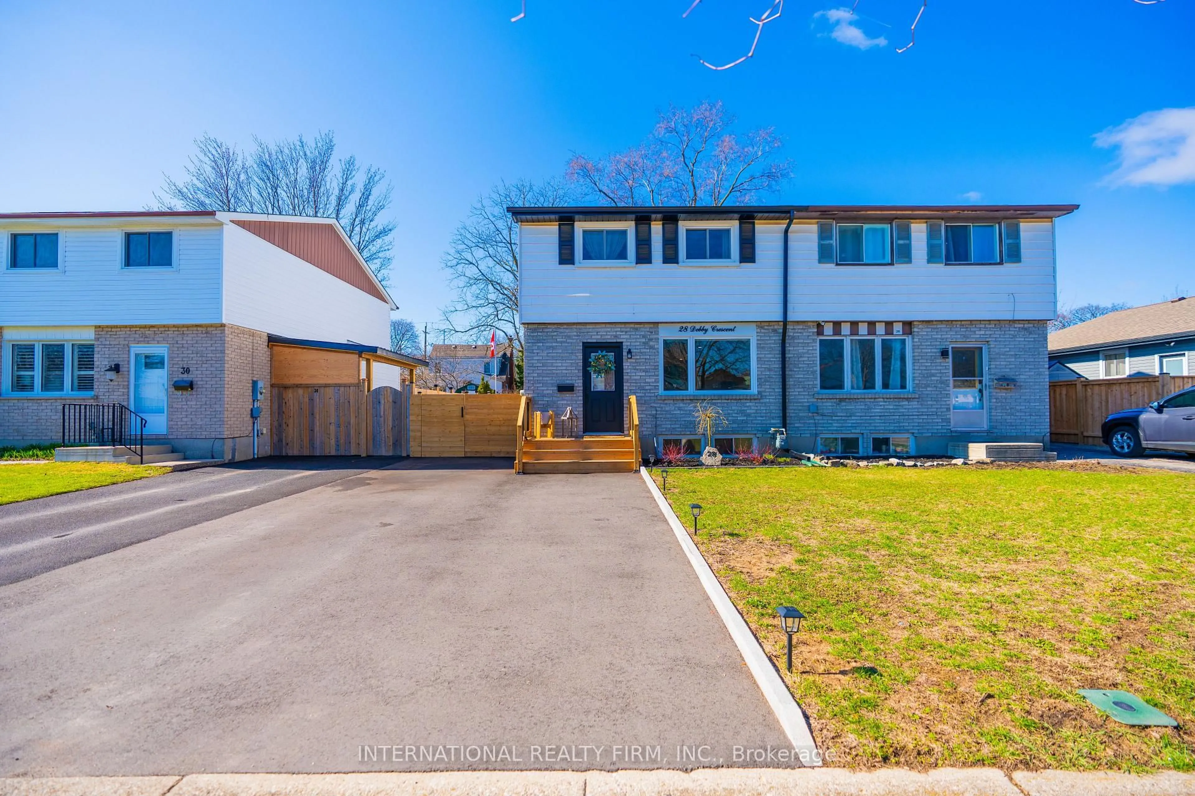 A pic from outside/outdoor area/front of a property/back of a property/a pic from drone, street for 28 Debby Cres, Brantford Ontario N3R 7A4