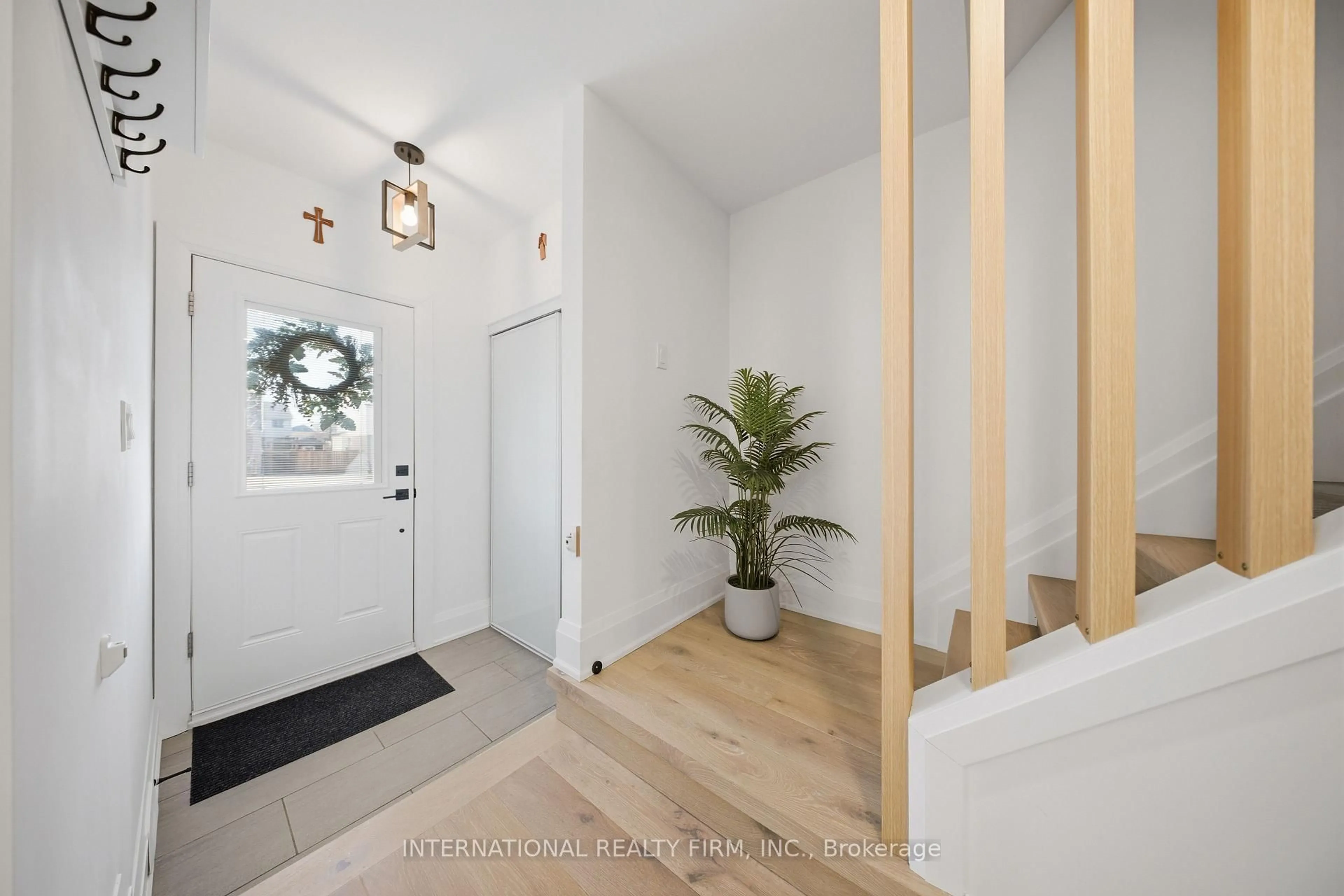 Indoor entryway for 28 Debby Cres, Brantford Ontario N3R 7A4