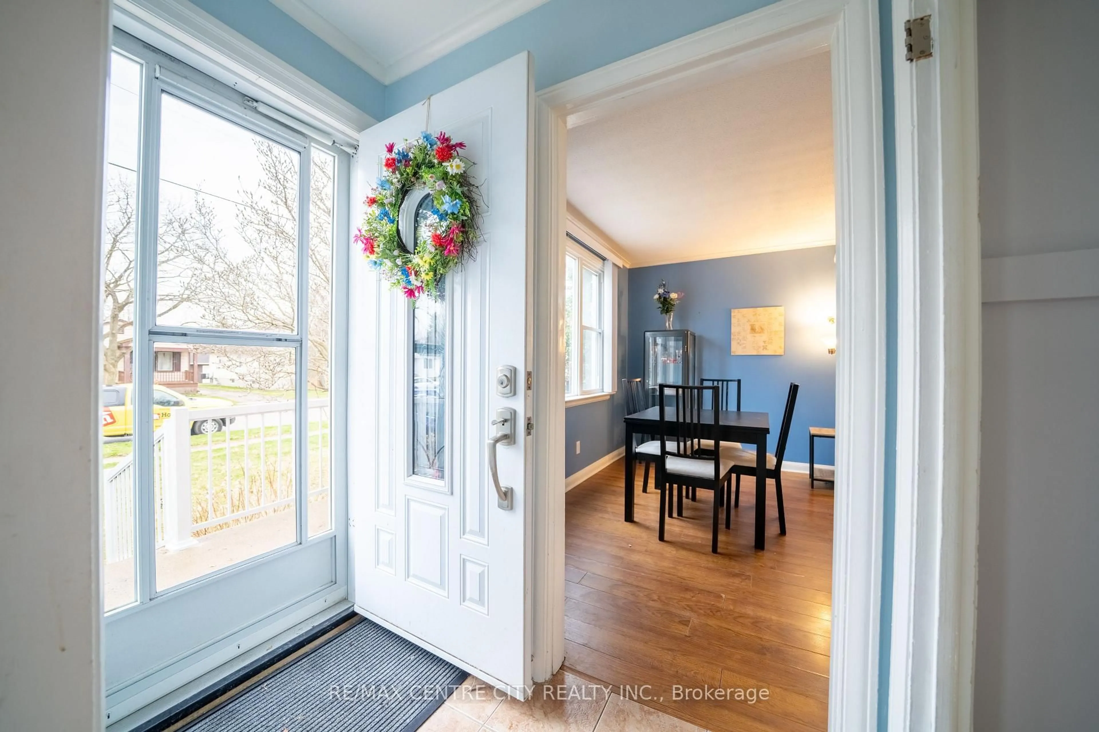 Indoor entryway for 785 STRAND St, London East Ontario N5Y 1T2