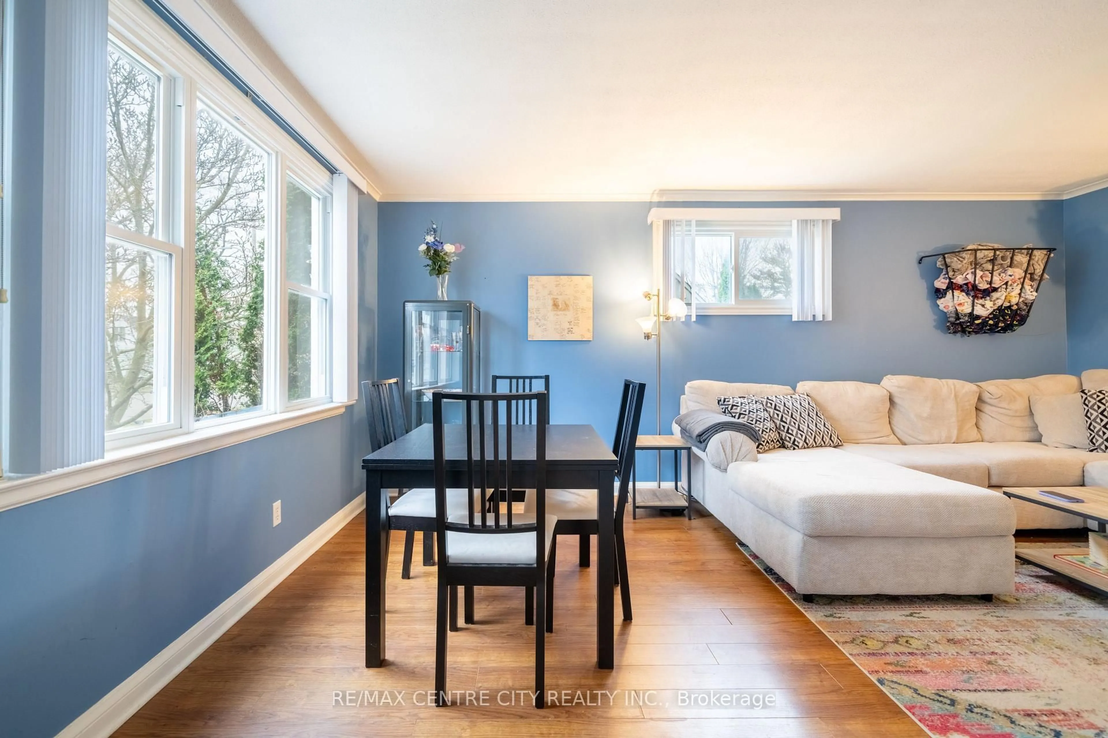 Living room with furniture, wood/laminate floor for 785 STRAND St, London East Ontario N5Y 1T2