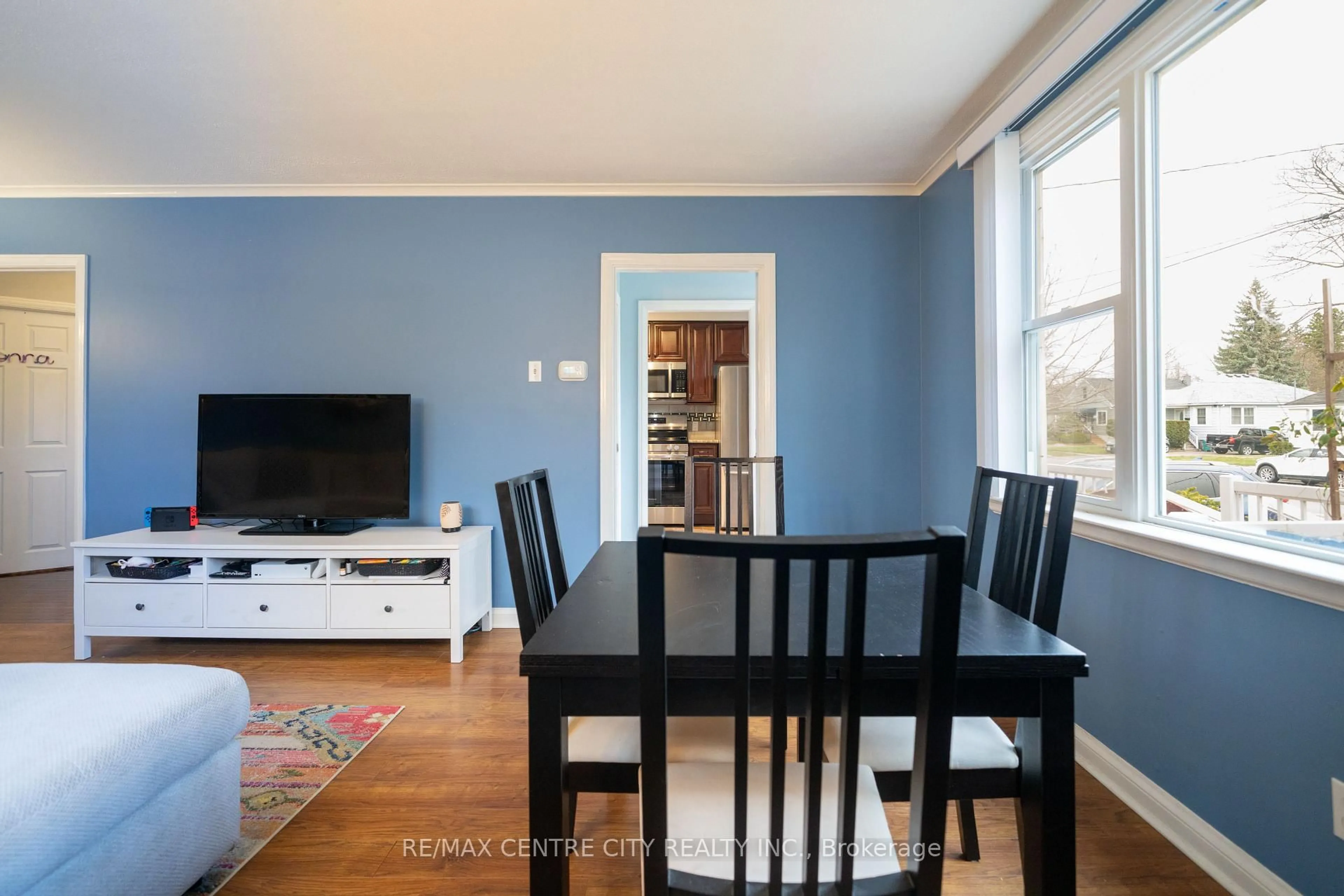 Dining room, wood/laminate floor for 785 STRAND St, London East Ontario N5Y 1T2