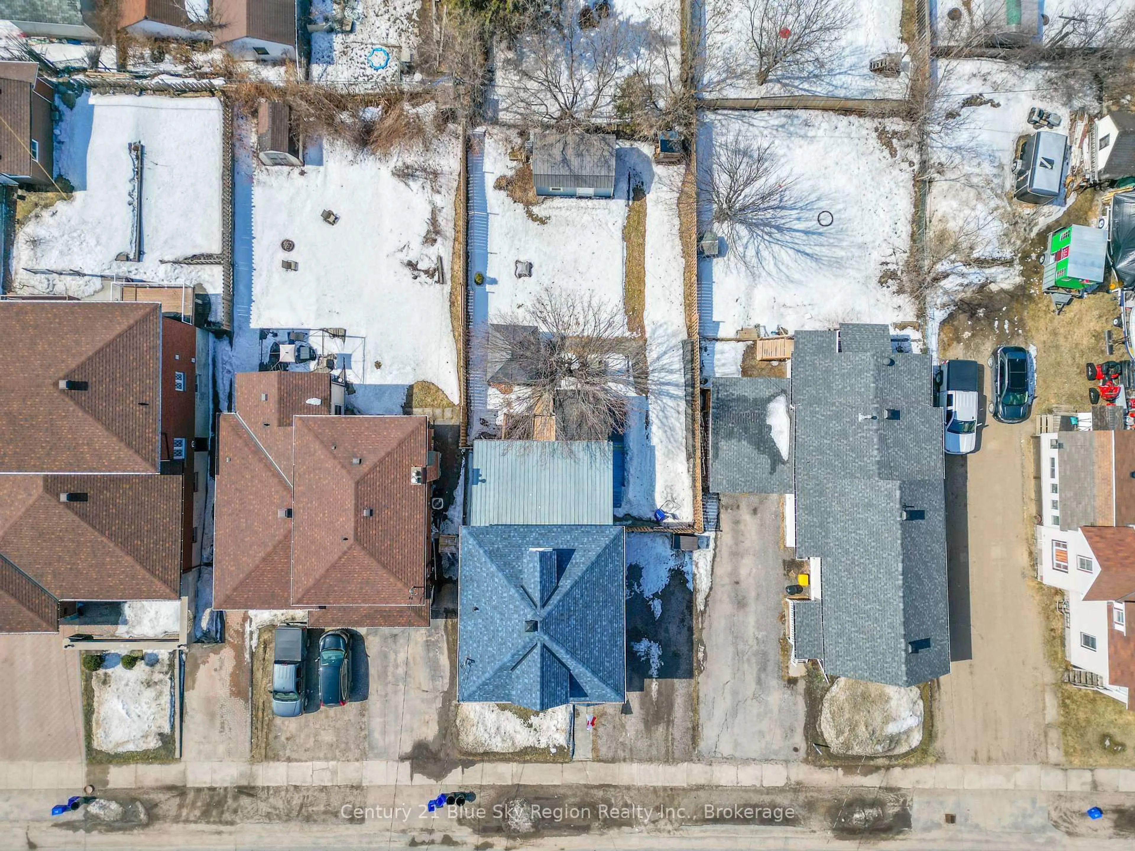 A pic from outside/outdoor area/front of a property/back of a property/a pic from drone, street for 647 Douglas St, North Bay Ontario P1B 5N9