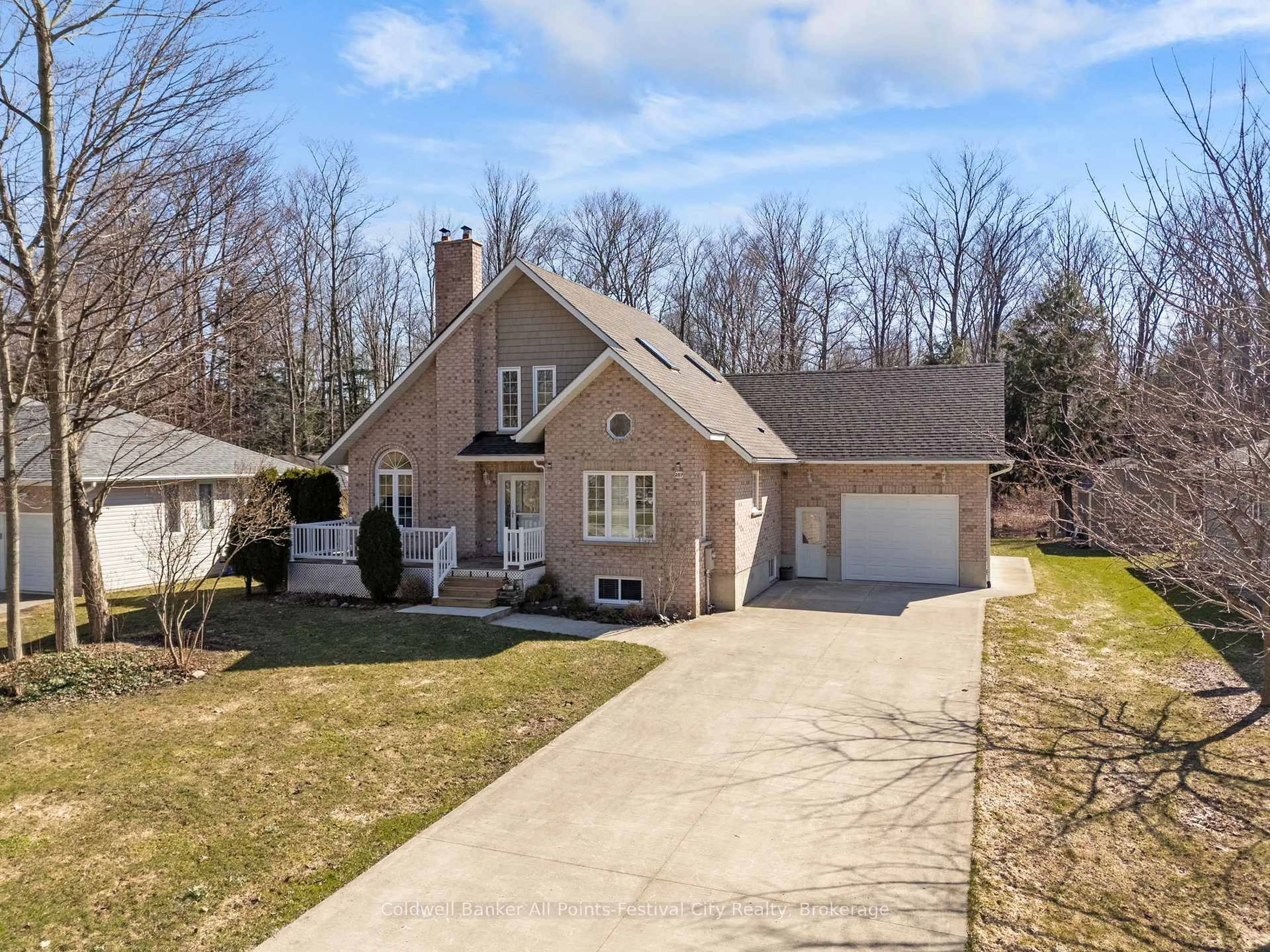 A pic from outside/outdoor area/front of a property/back of a property/a pic from drone, street for 207 Birch Cres, Huron-Kinloss Ontario N0G 2R0