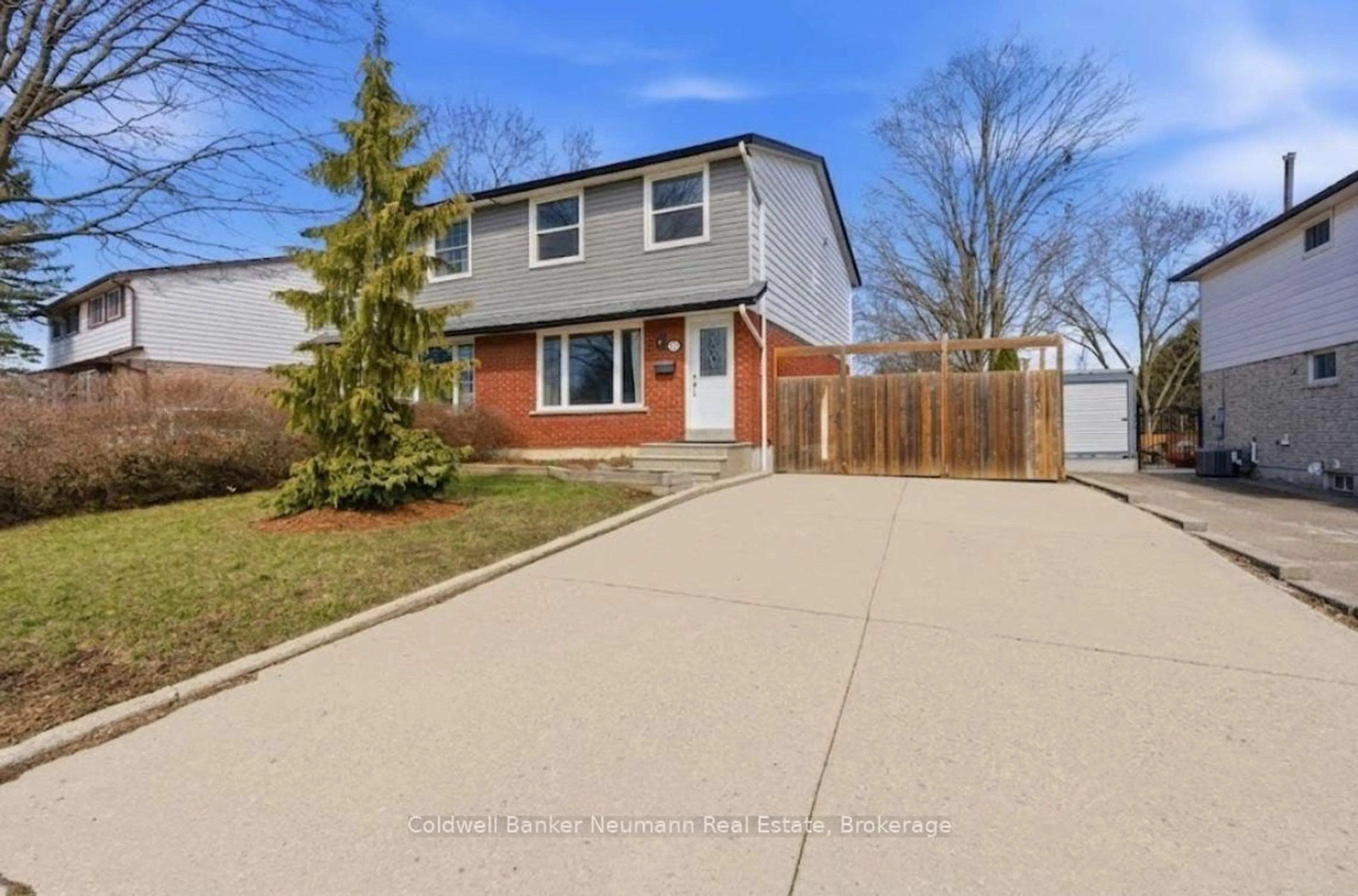A pic from outside/outdoor area/front of a property/back of a property/a pic from drone, street for 28 Chartwell Cres, Guelph Ontario N1G 2T7