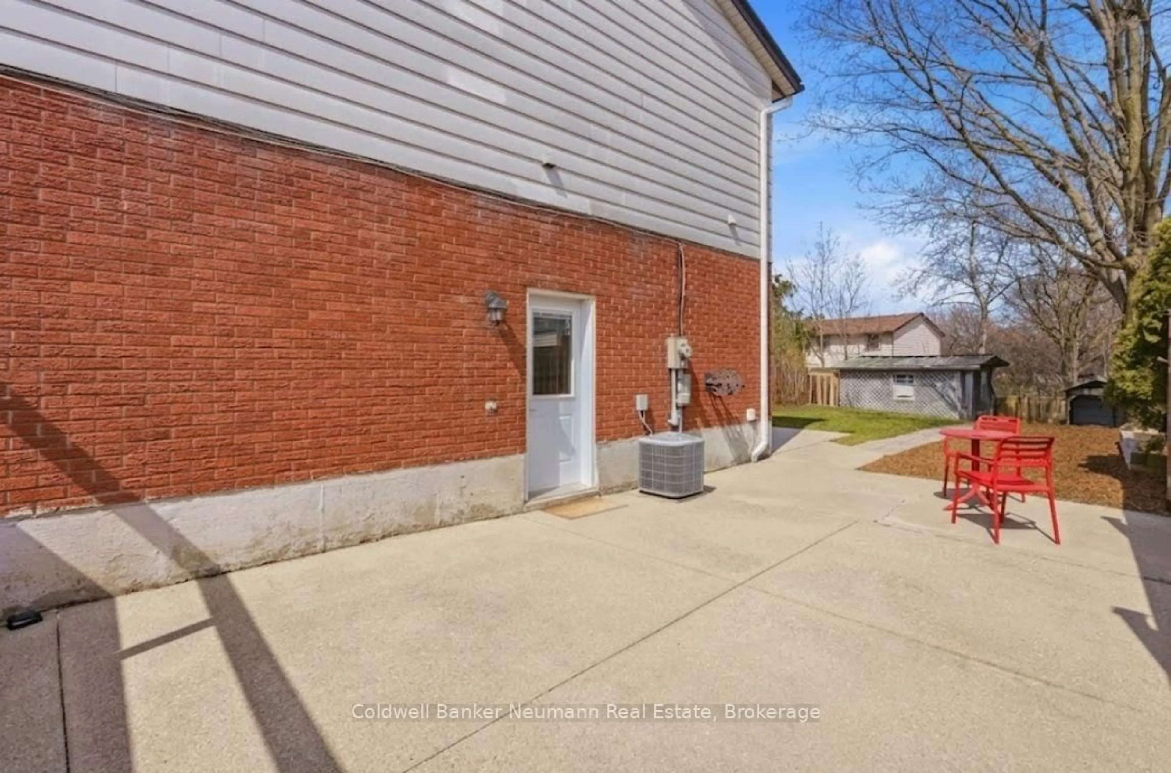 Patio, street for 28 Chartwell Cres, Guelph Ontario N1G 2T7