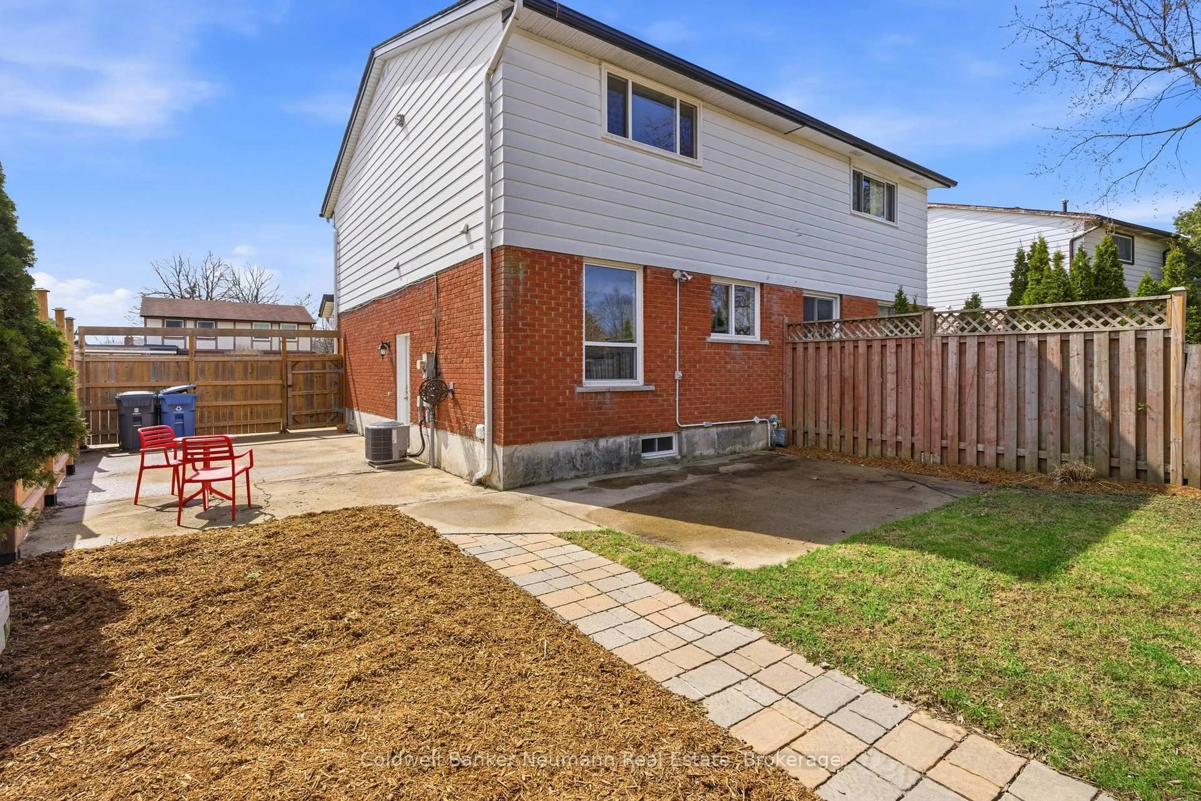 A pic from outside/outdoor area/front of a property/back of a property/a pic from drone, street for 28 Chartwell Cres, Guelph Ontario N1G 2T7