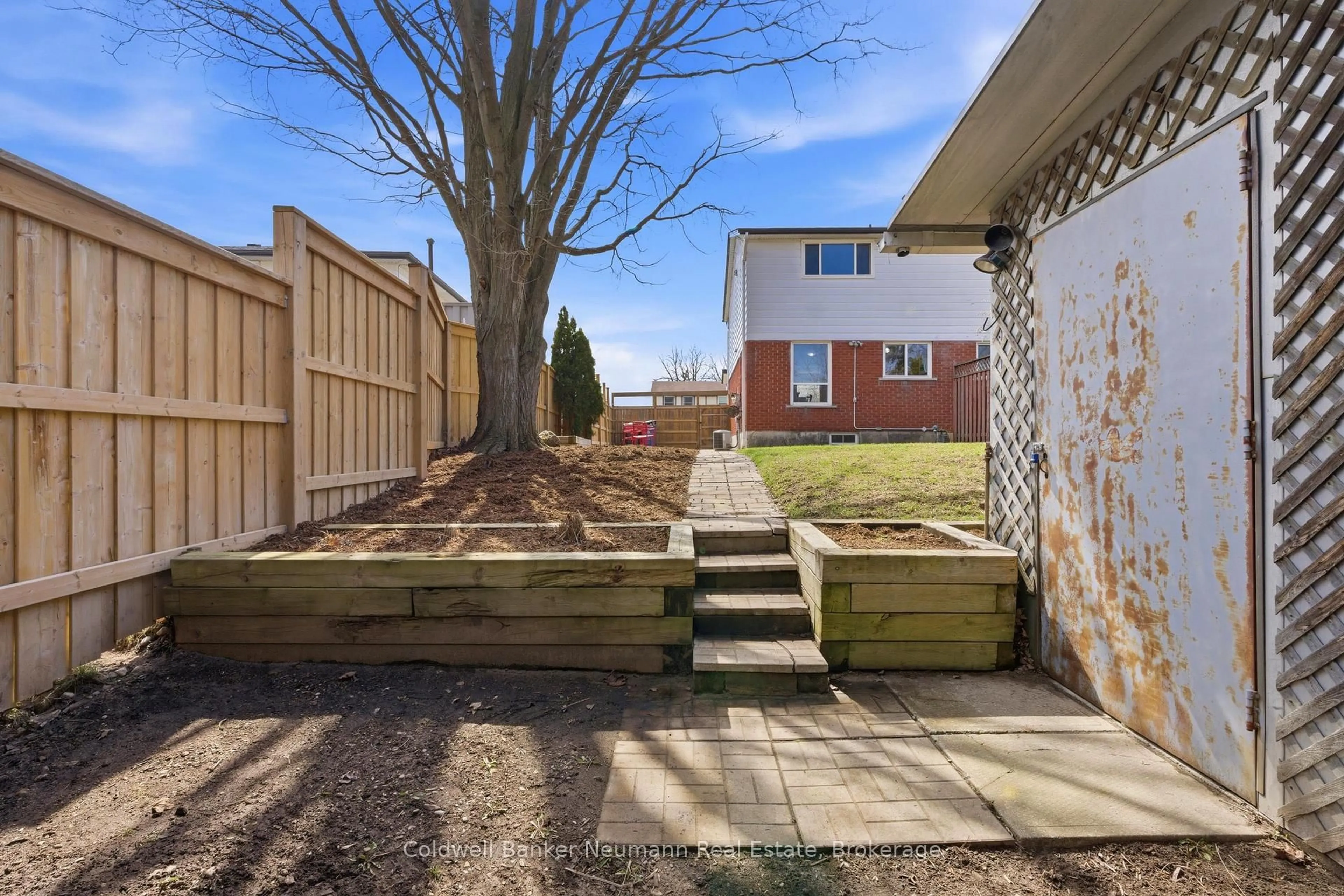 Patio, street for 28 Chartwell Cres, Guelph Ontario N1G 2T7