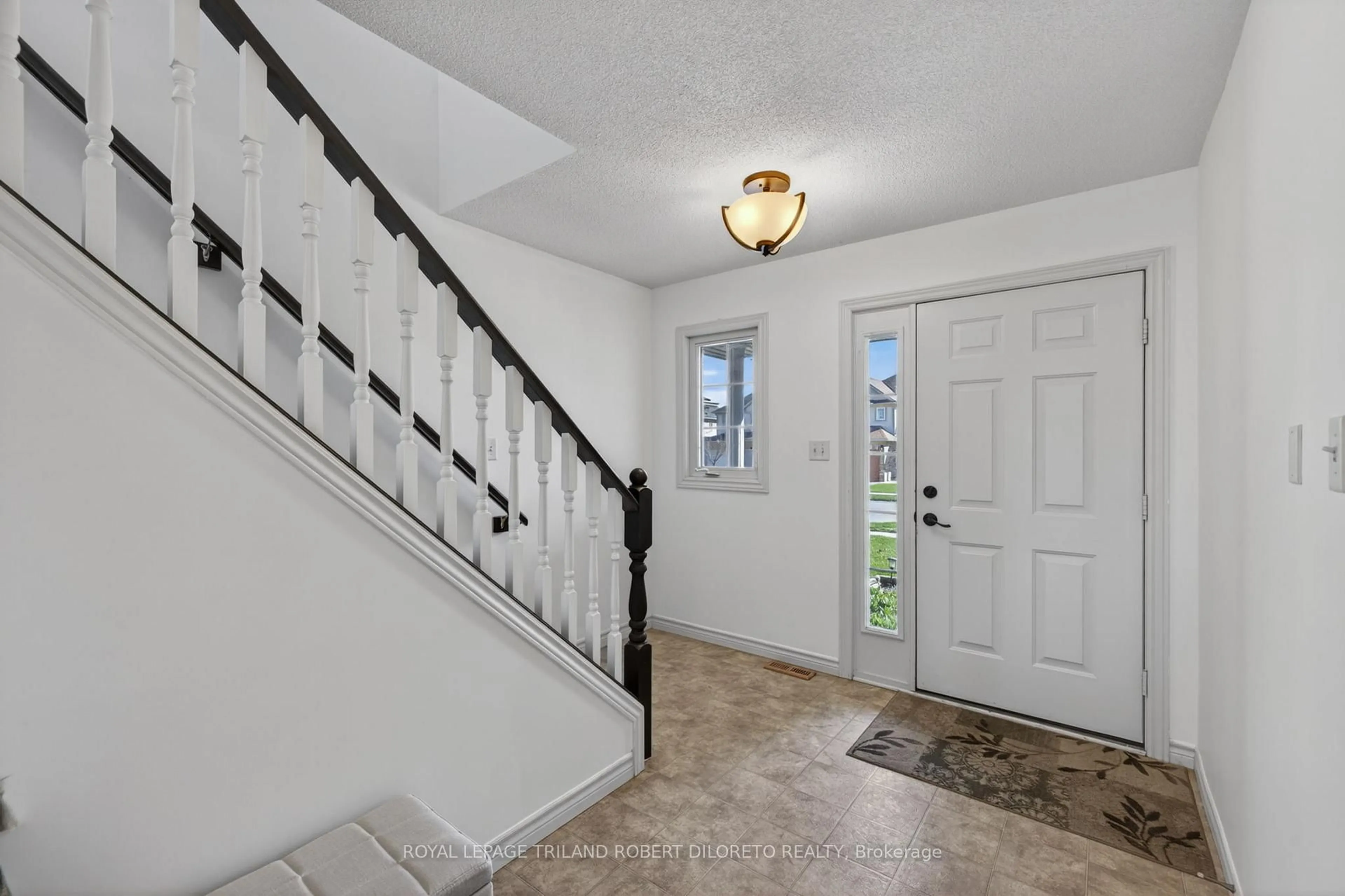 Indoor entryway for 1590 Green Gables Rd, London South Ontario N6M 0A5