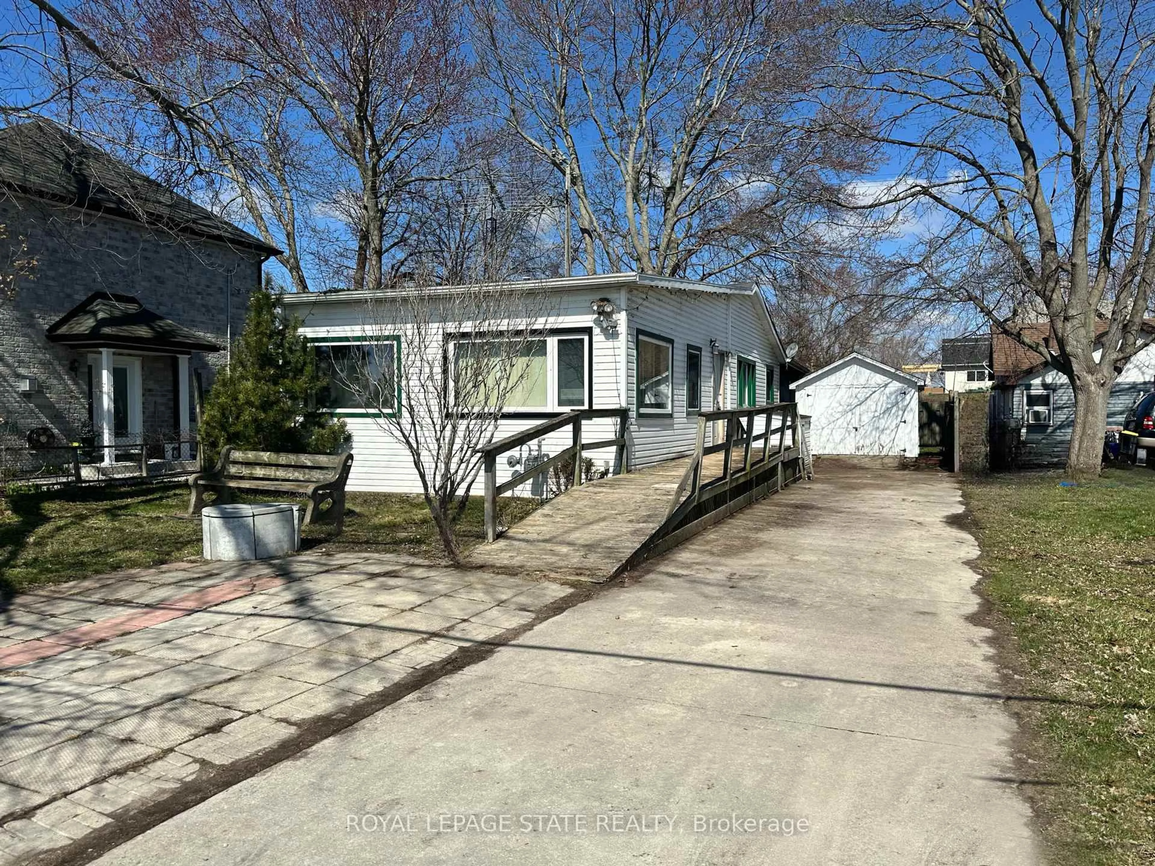 A pic from outside/outdoor area/front of a property/back of a property/a pic from drone, street for 2483 North Shore Dr, Haldimand Ontario N0A 1K0