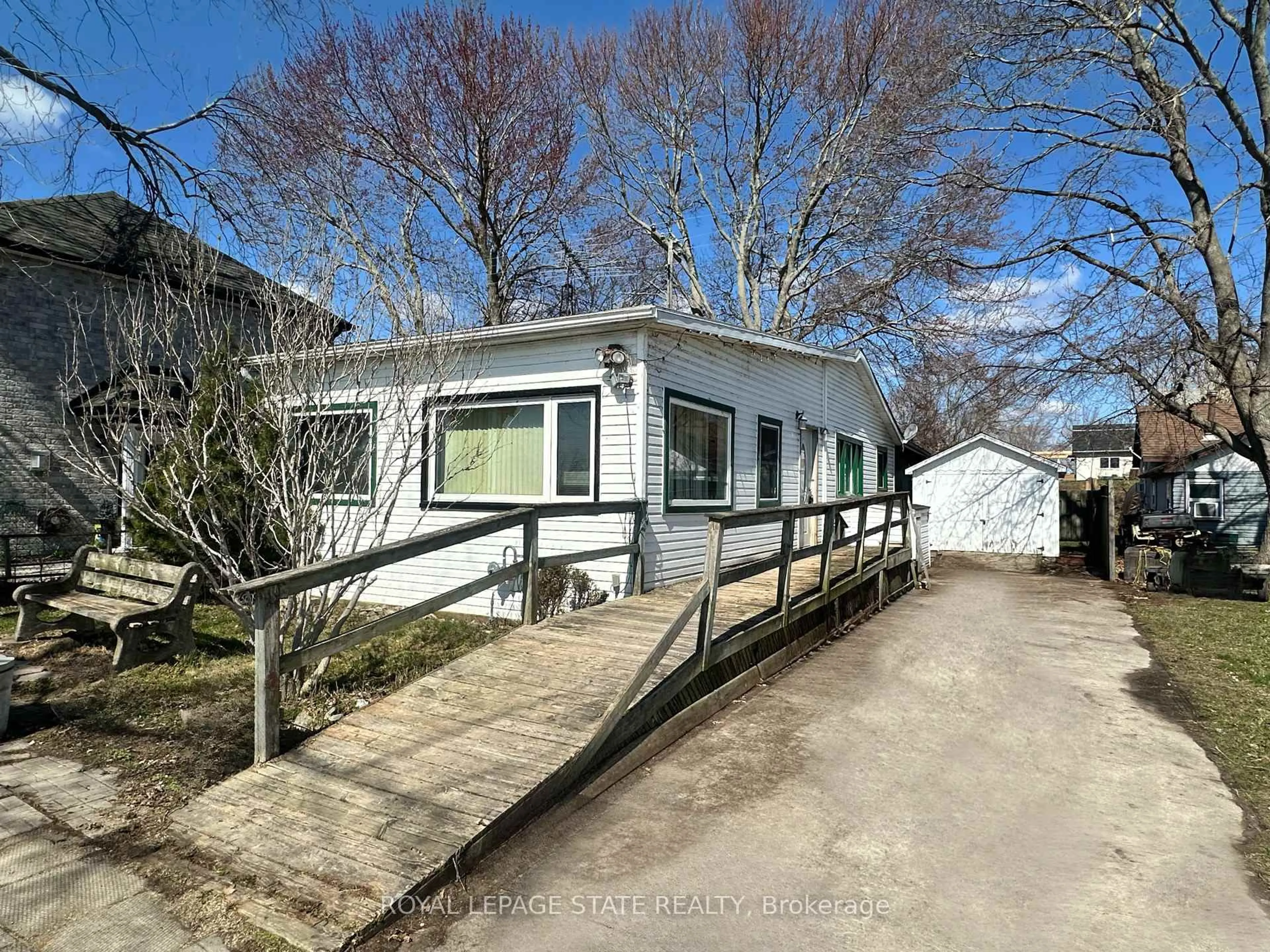 A pic from outside/outdoor area/front of a property/back of a property/a pic from drone, street for 2483 North Shore Dr, Haldimand Ontario N0A 1K0