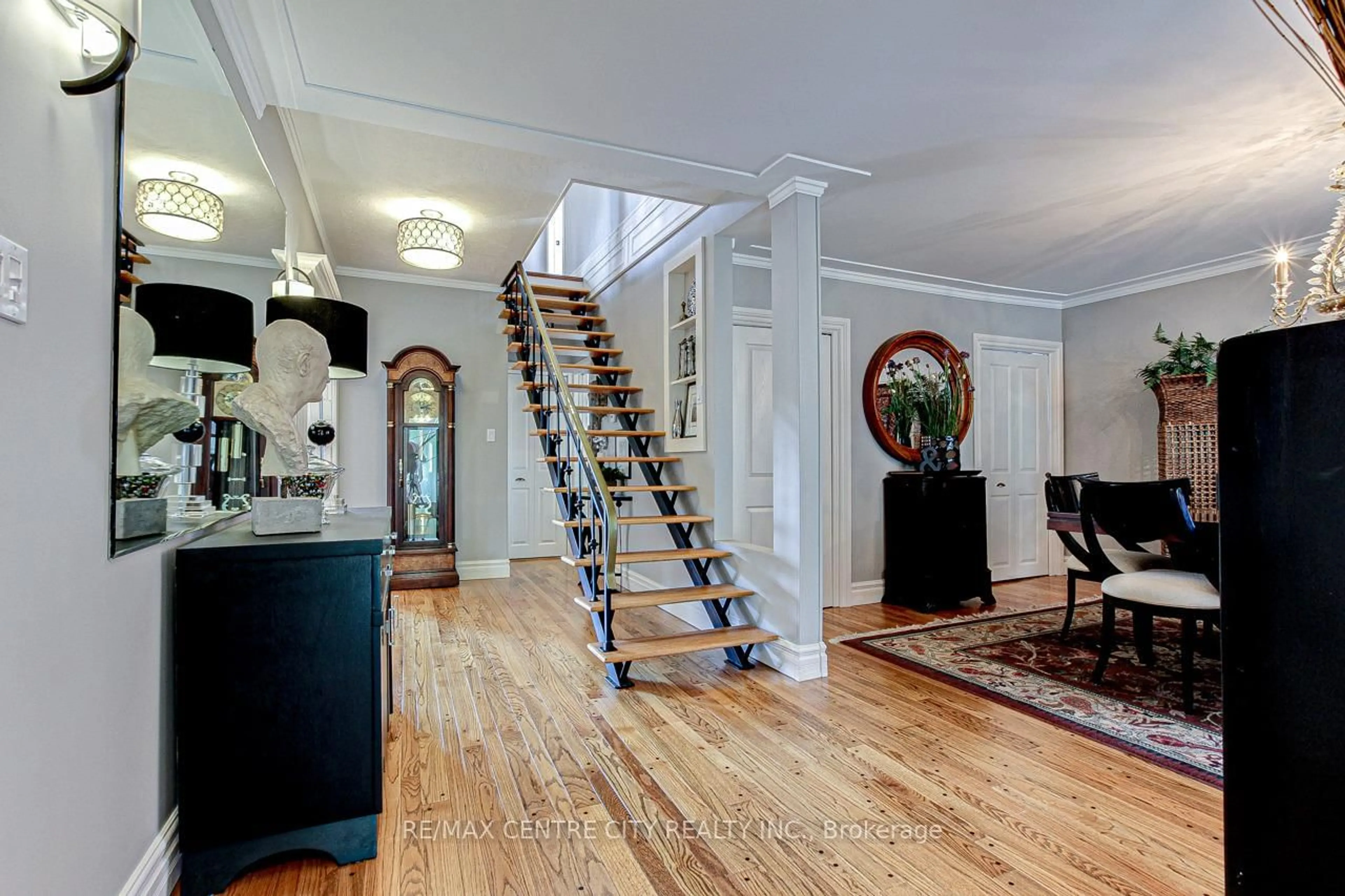 Indoor foyer for 174 Harrison Pl, Central Elgin Ontario N5L 1A1