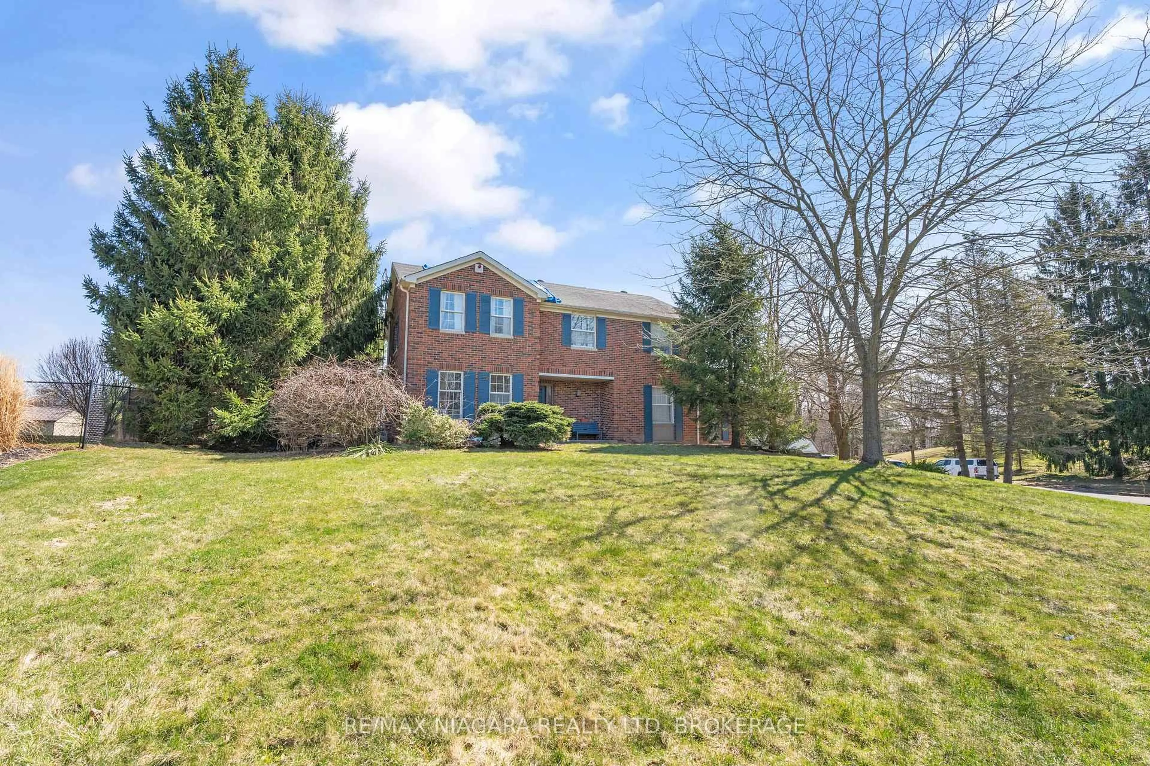 A pic from outside/outdoor area/front of a property/back of a property/a pic from drone, unknown for 1165 Cream St, Pelham Ontario L0S 1C0