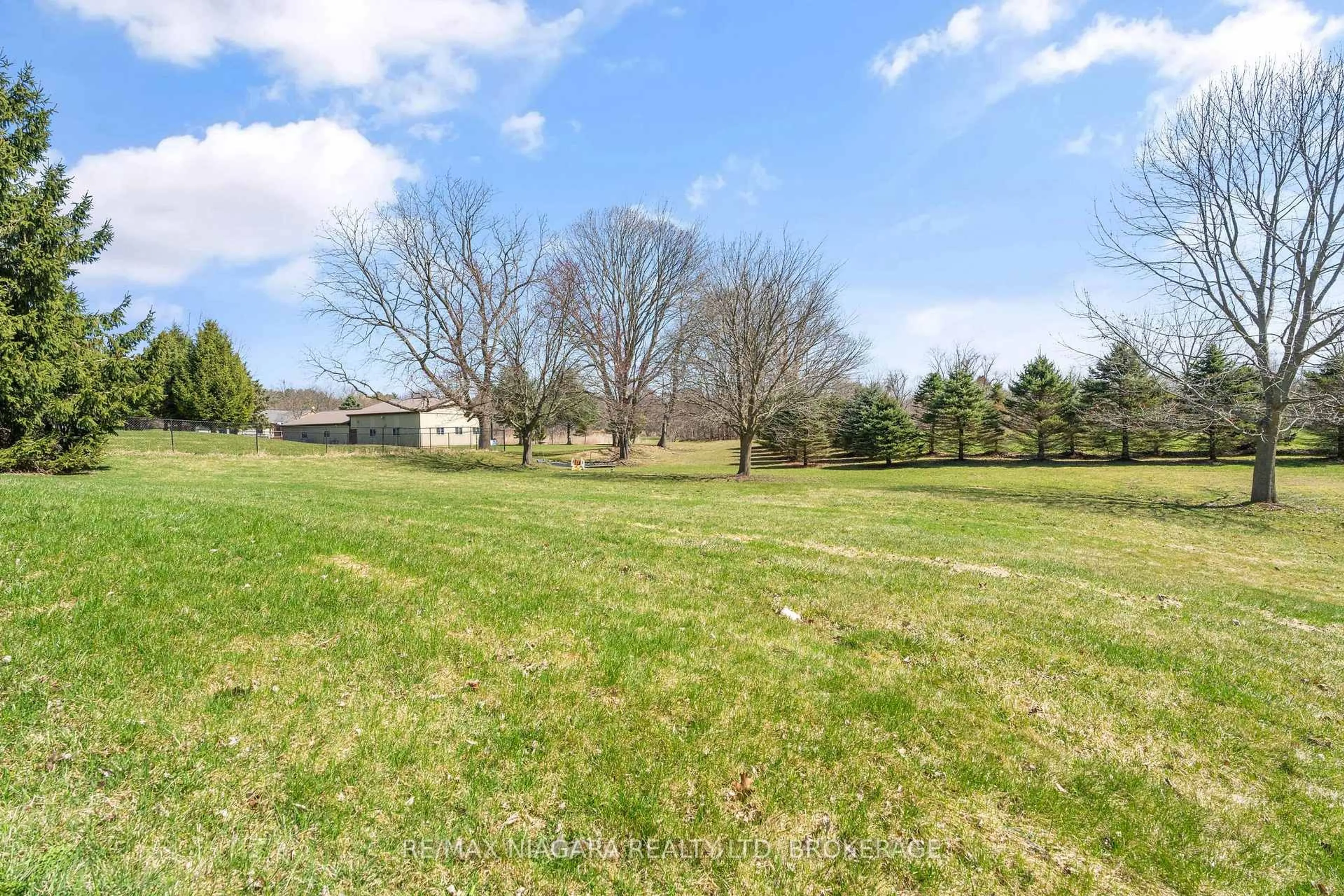 A pic from outside/outdoor area/front of a property/back of a property/a pic from drone, water/lake/river/ocean view for 1165 Cream St, Pelham Ontario L0S 1C0