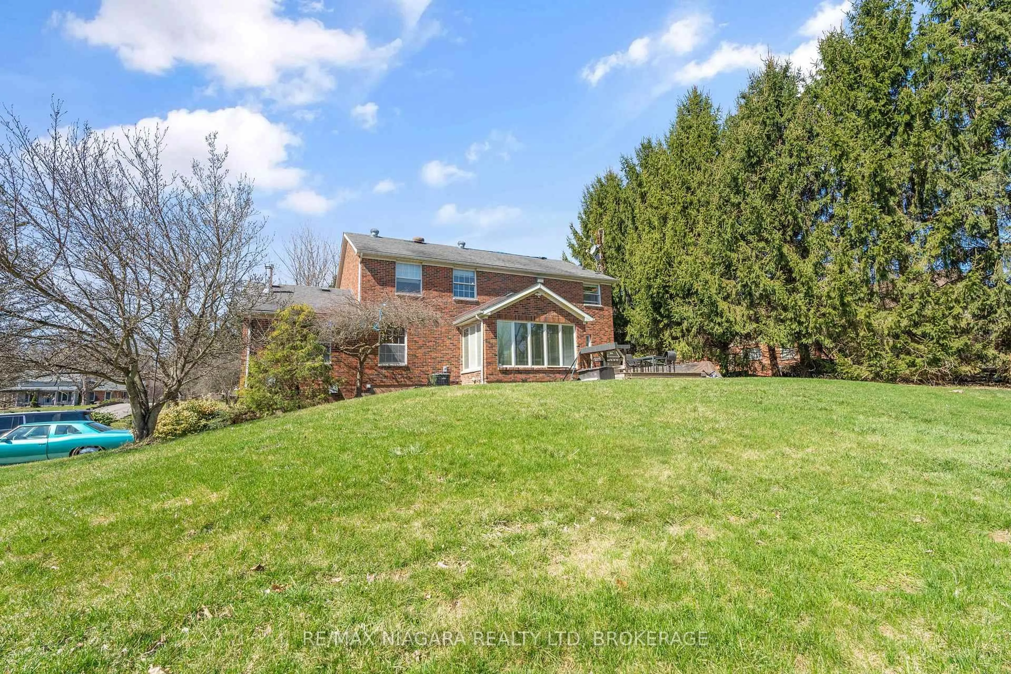 A pic from outside/outdoor area/front of a property/back of a property/a pic from drone, mountain view for 1165 Cream St, Pelham Ontario L0S 1C0