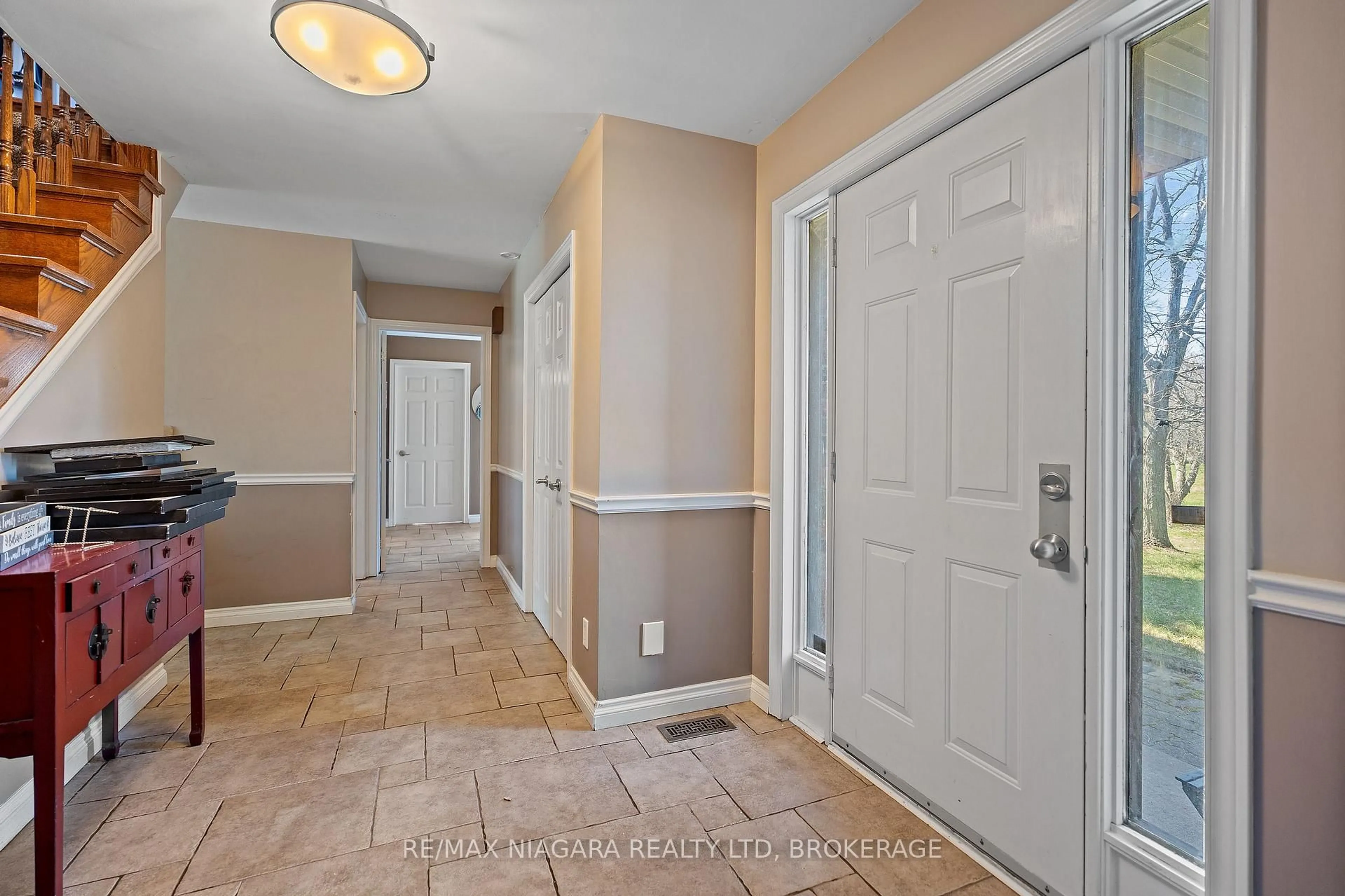 Indoor entryway for 1165 Cream St, Pelham Ontario L0S 1C0