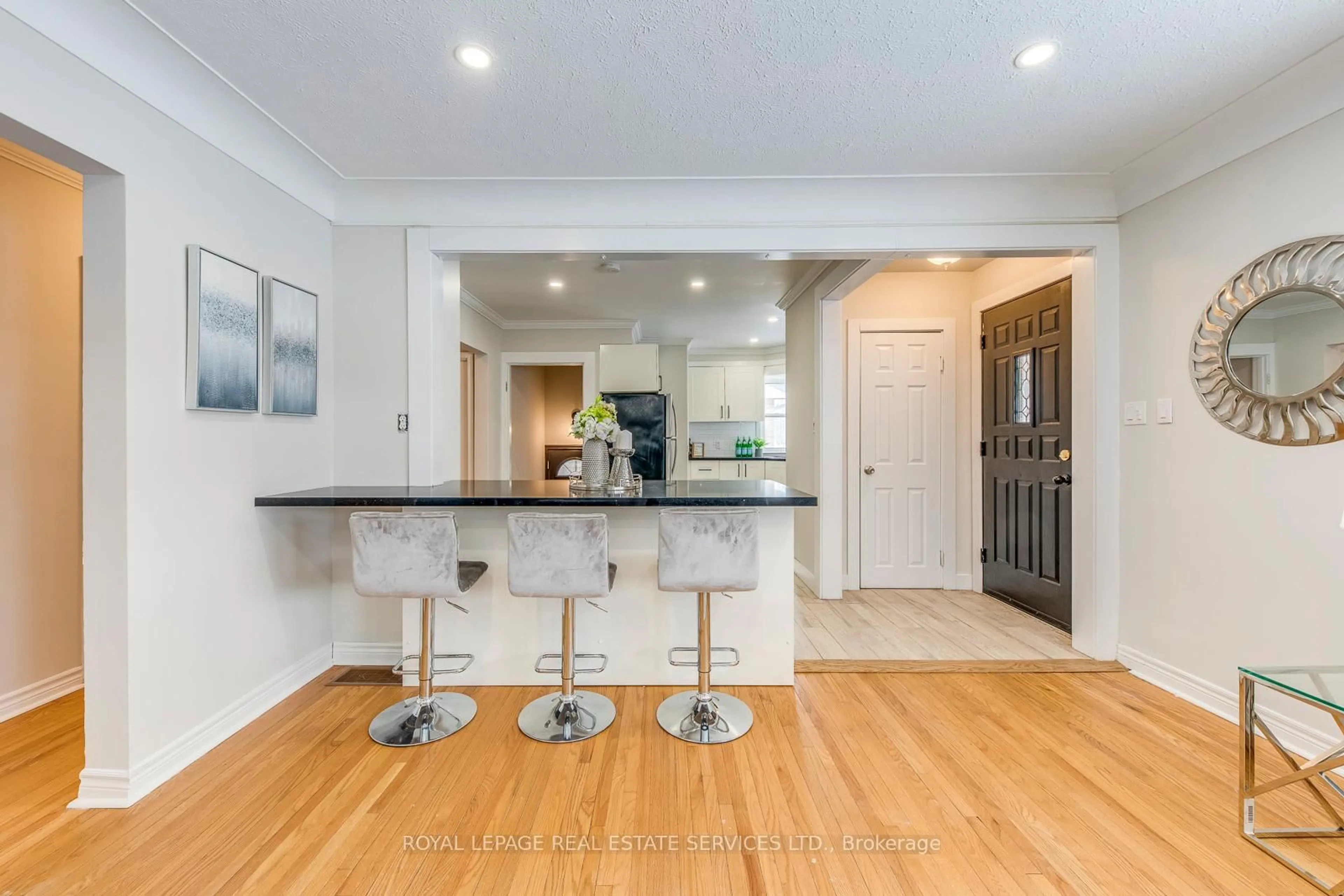 Open concept kitchen, unknown for 186 Fernwood Cres, Hamilton Ontario L8T 3L4