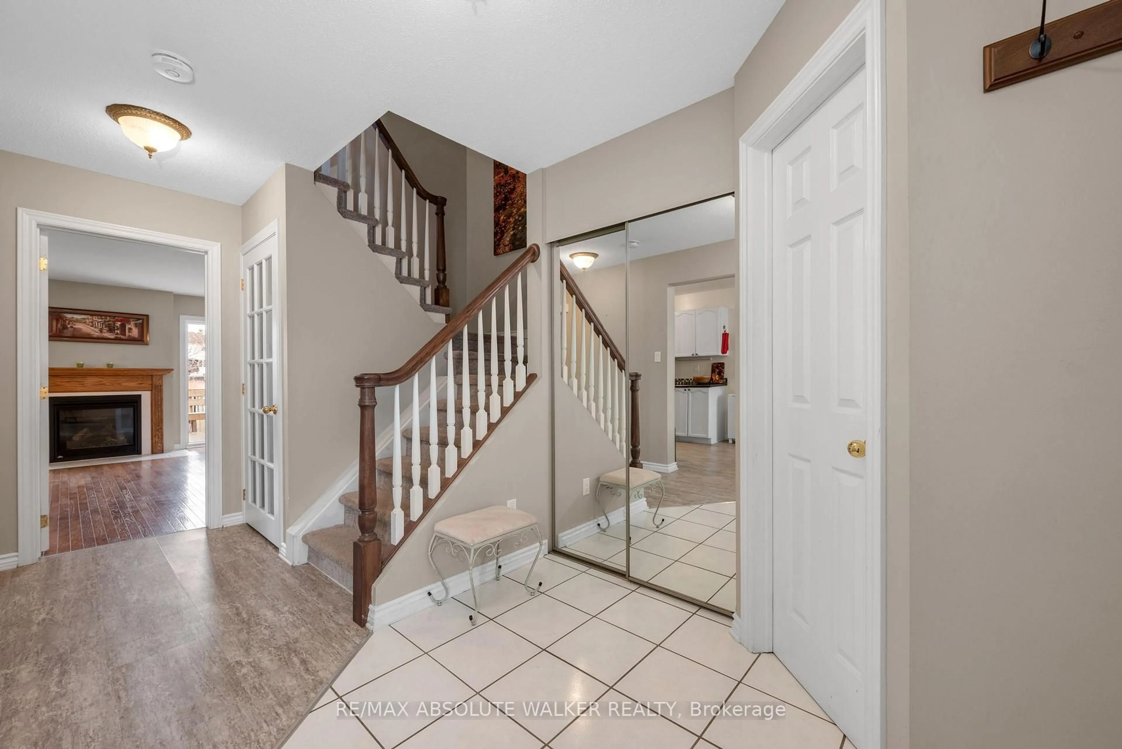 Indoor entryway for 38 Beacon Way, Ottawa Ontario K2K 2R3