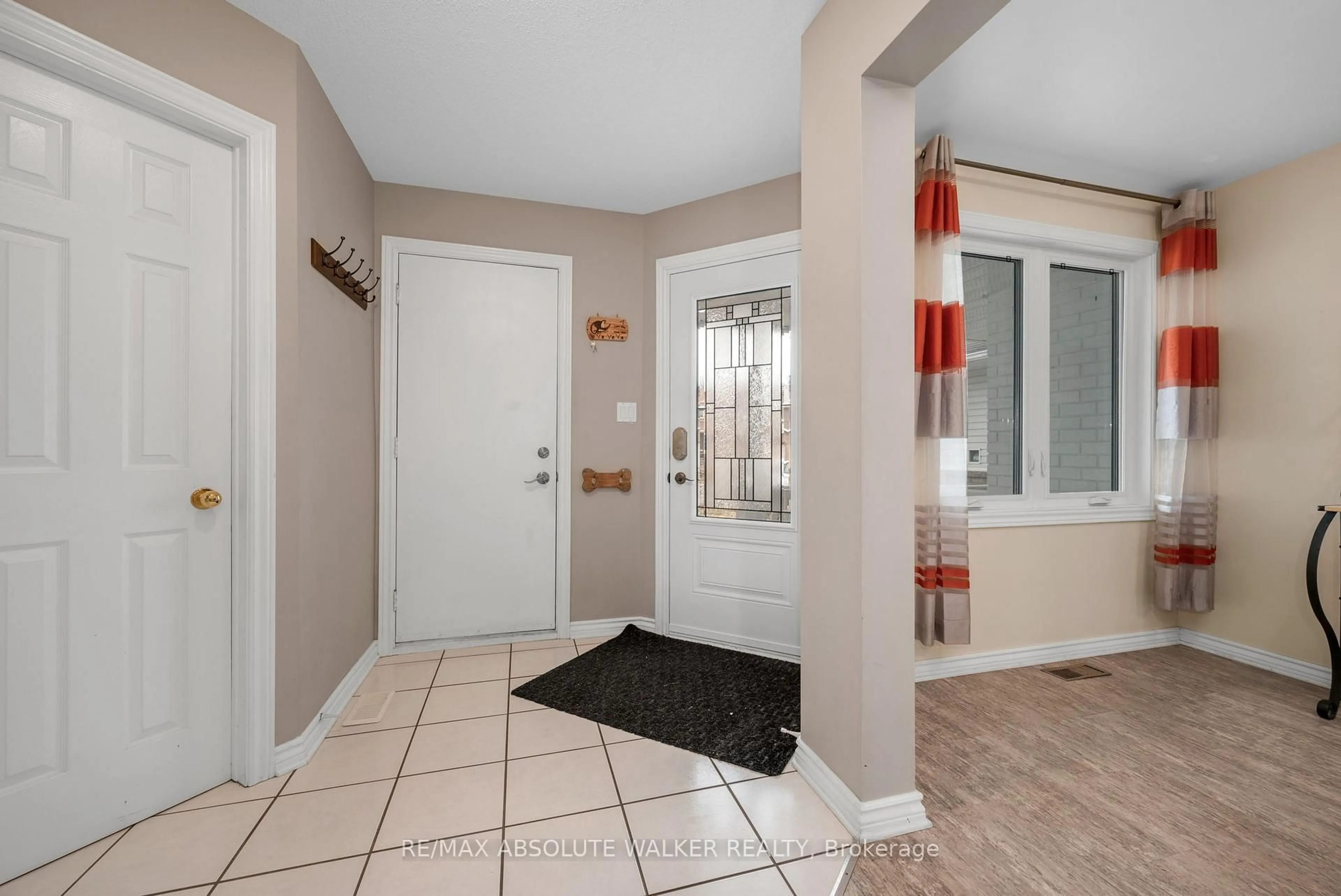 Indoor entryway for 38 Beacon Way, Ottawa Ontario K2K 2R3