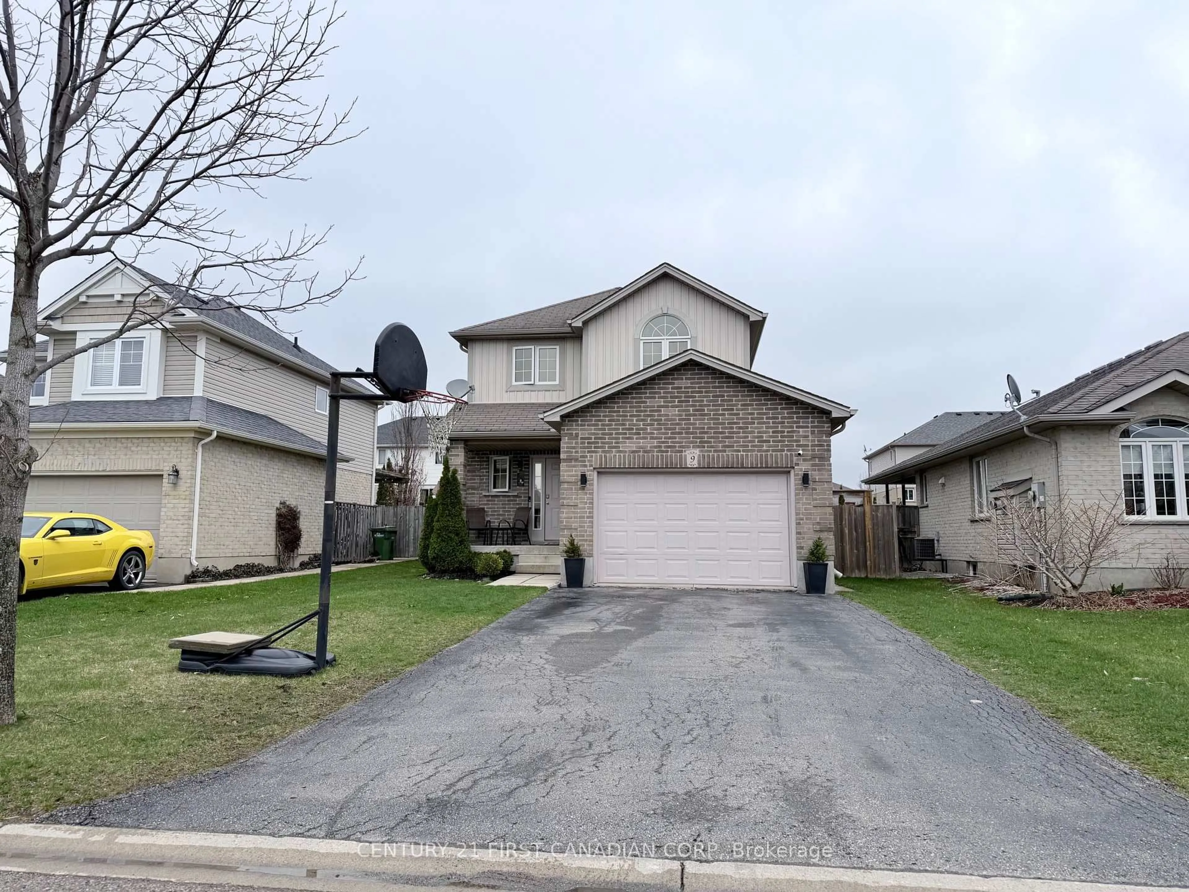 A pic from outside/outdoor area/front of a property/back of a property/a pic from drone, street for 9 Barrett Cres, St. Thomas Ontario N5R 6M1