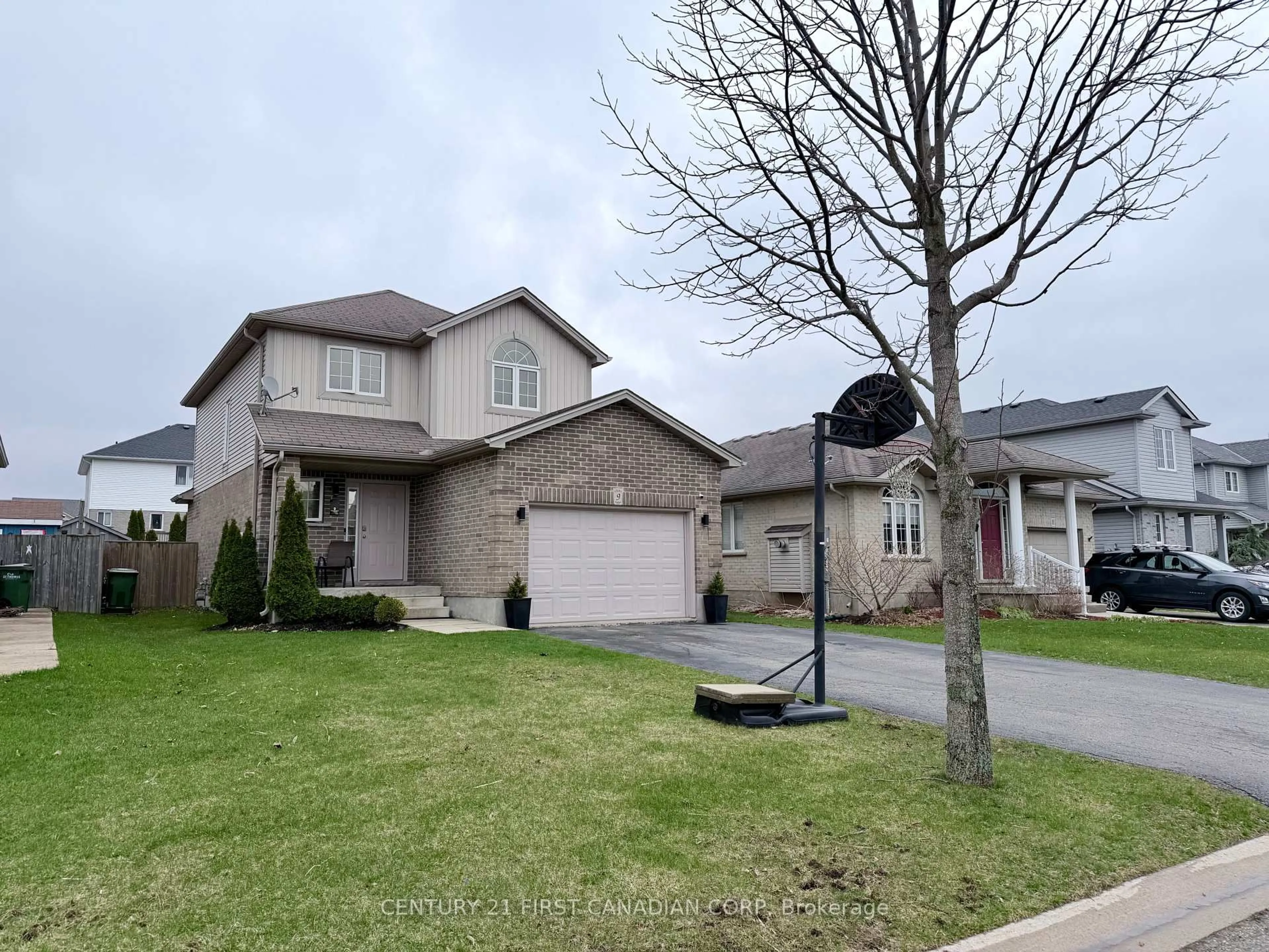 A pic from outside/outdoor area/front of a property/back of a property/a pic from drone, street for 9 Barrett Cres, St. Thomas Ontario N5R 6M1