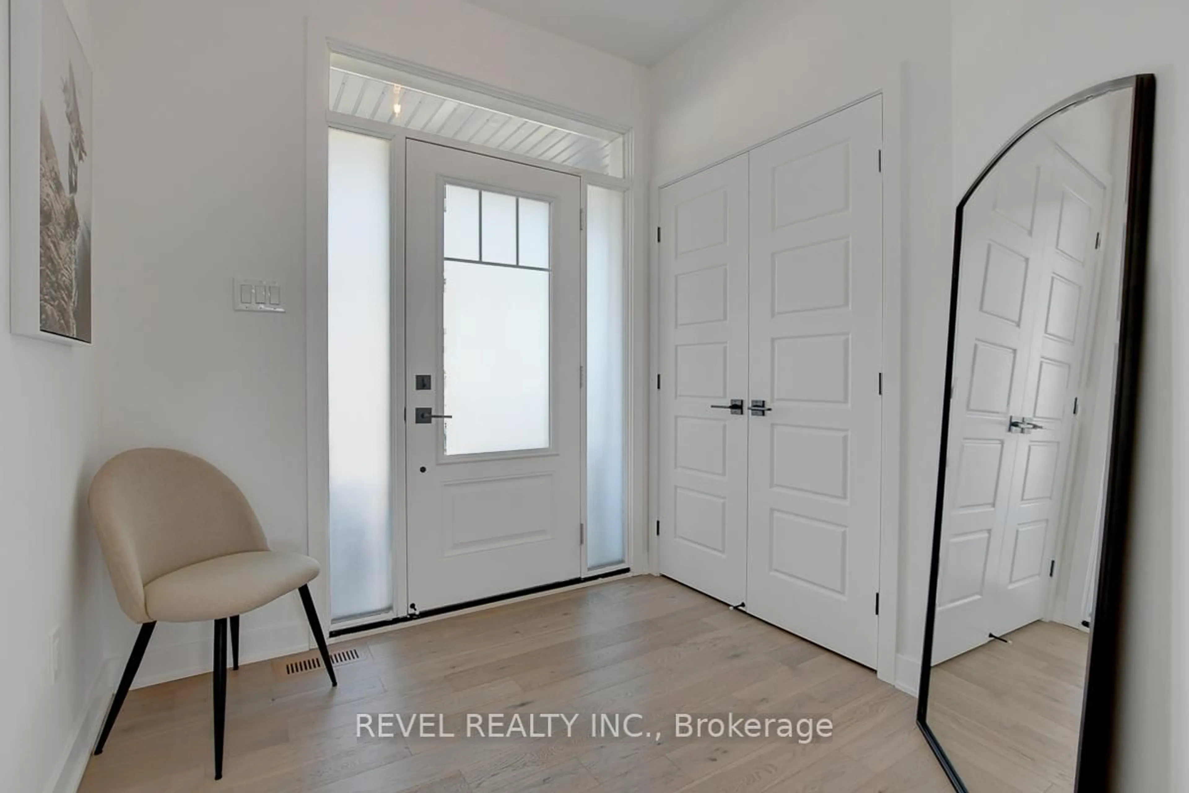 Indoor entryway for 1022 Showman St, Richmond Ontario K0A 2Z0