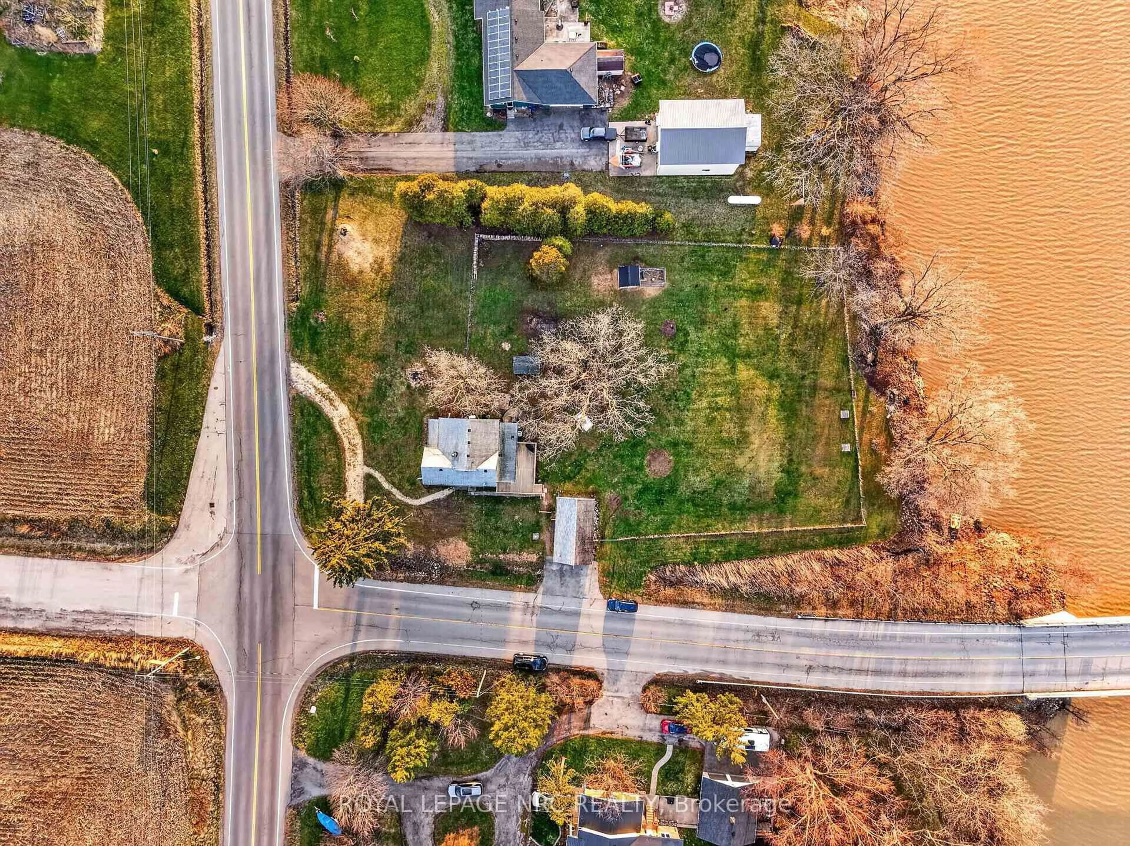 A pic from outside/outdoor area/front of a property/back of a property/a pic from drone, street for 60818 Regional Rd 27 Rd, Wainfleet Ontario L3B 5N6