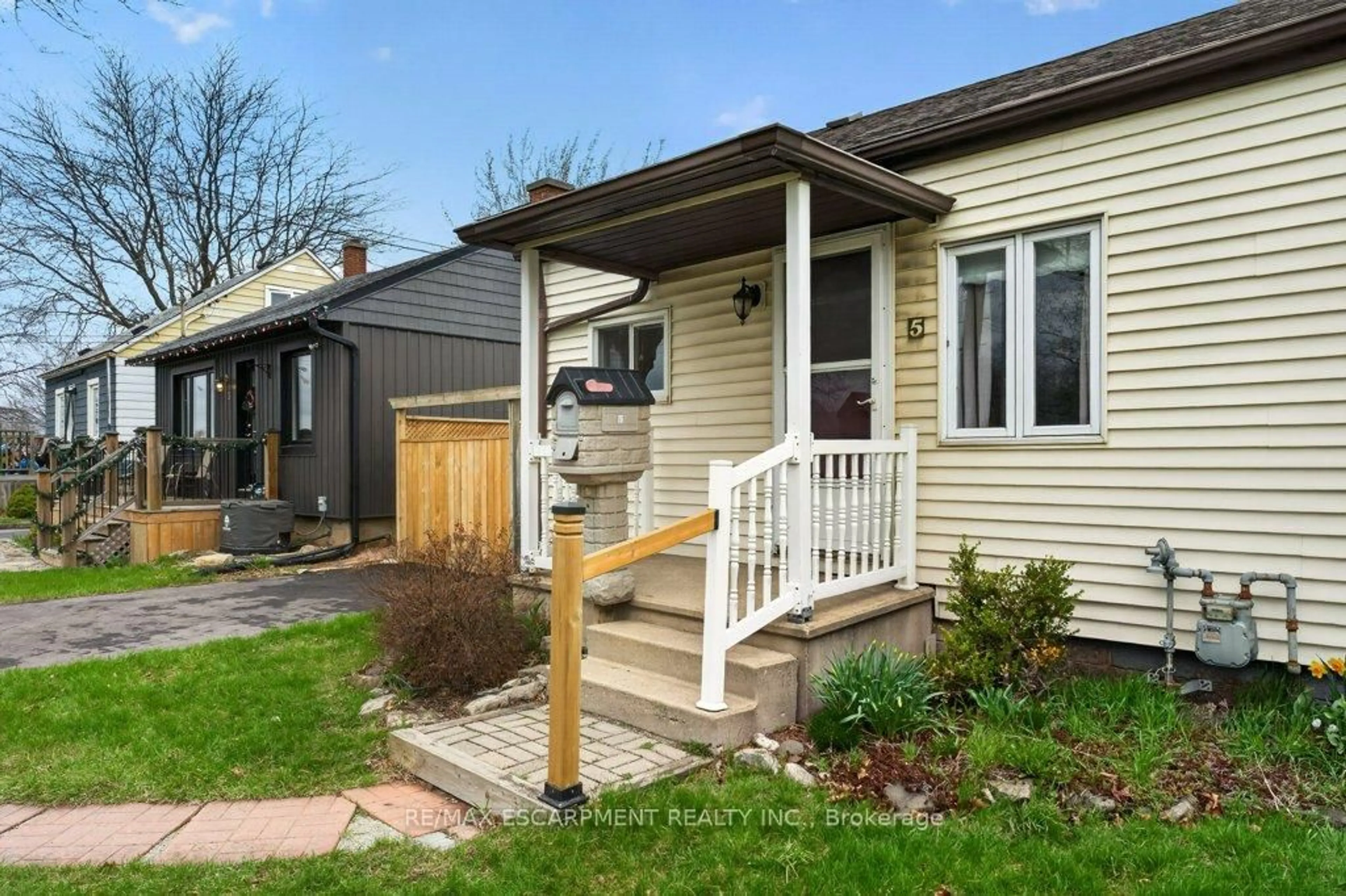 Home with vinyl exterior material, street for 5 Mahony Ave, Hamilton Ontario L8H 3C3