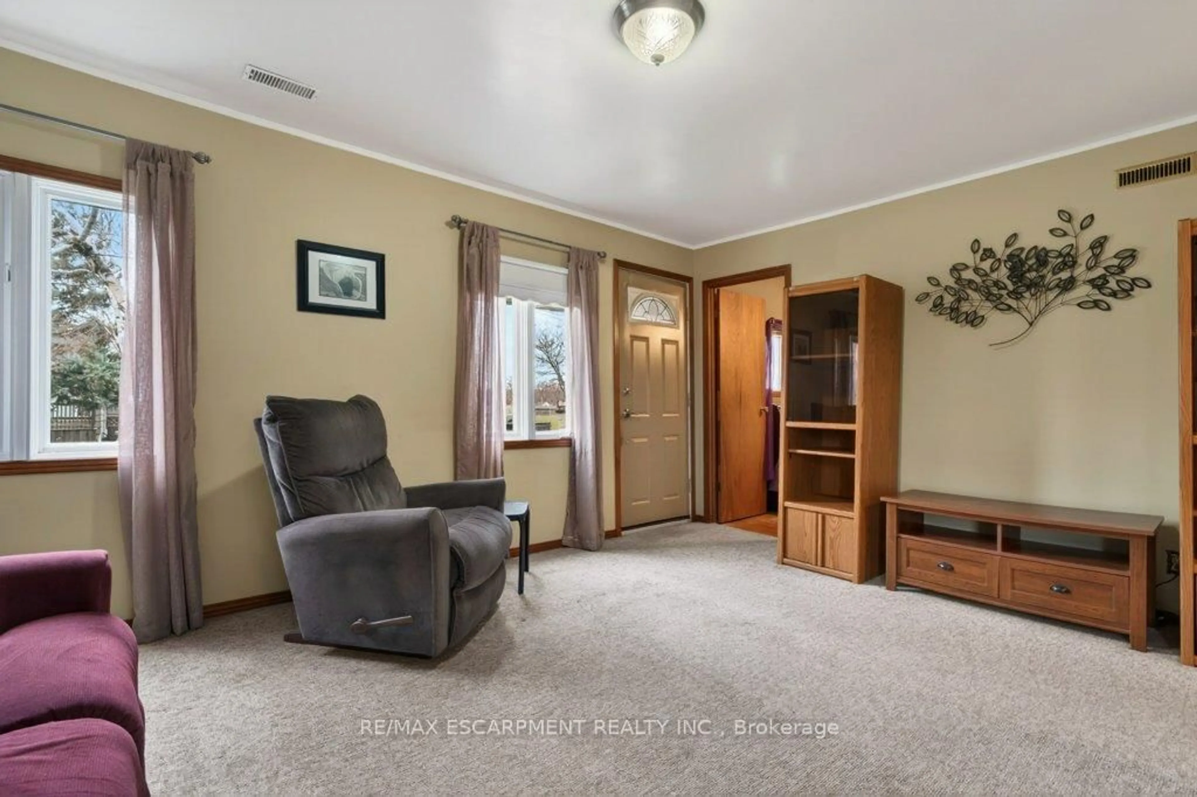 Living room with furniture, unknown for 5 Mahony Ave, Hamilton Ontario L8H 3C3