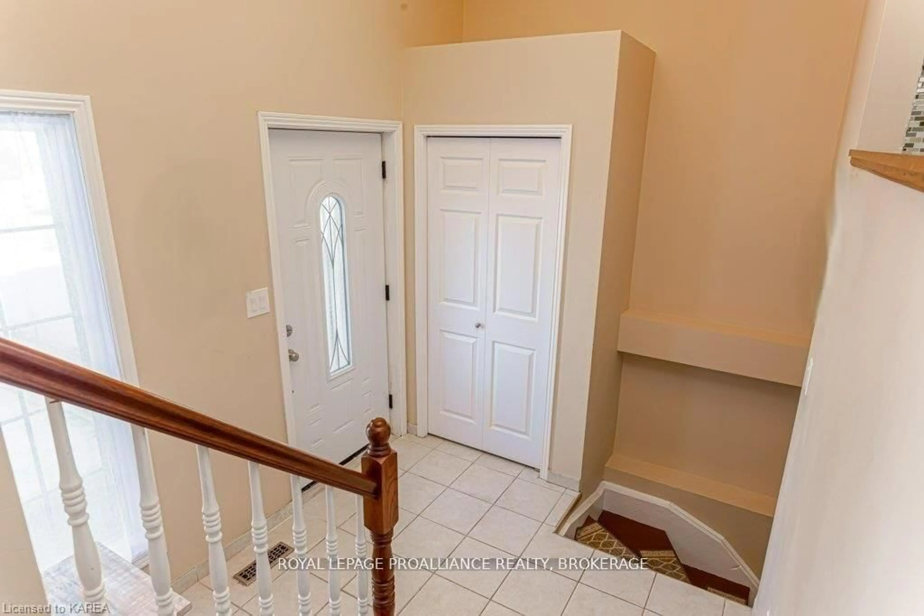 Indoor entryway for 614 Barnsley Cres, Kingston Ontario K7M 8X4