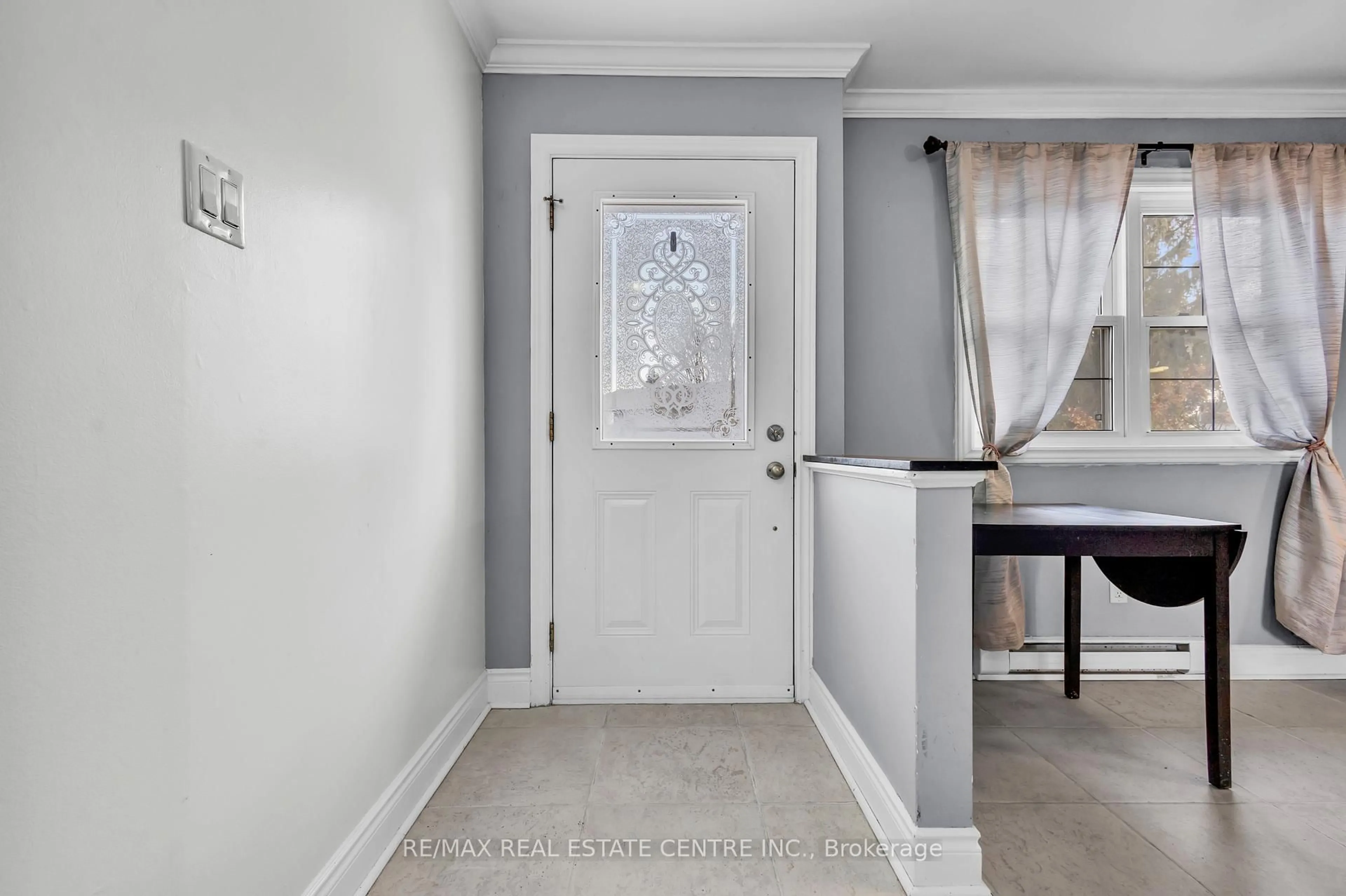 Indoor entryway for 43 Blandford St #4, Woodstock Ontario N4S 7H7