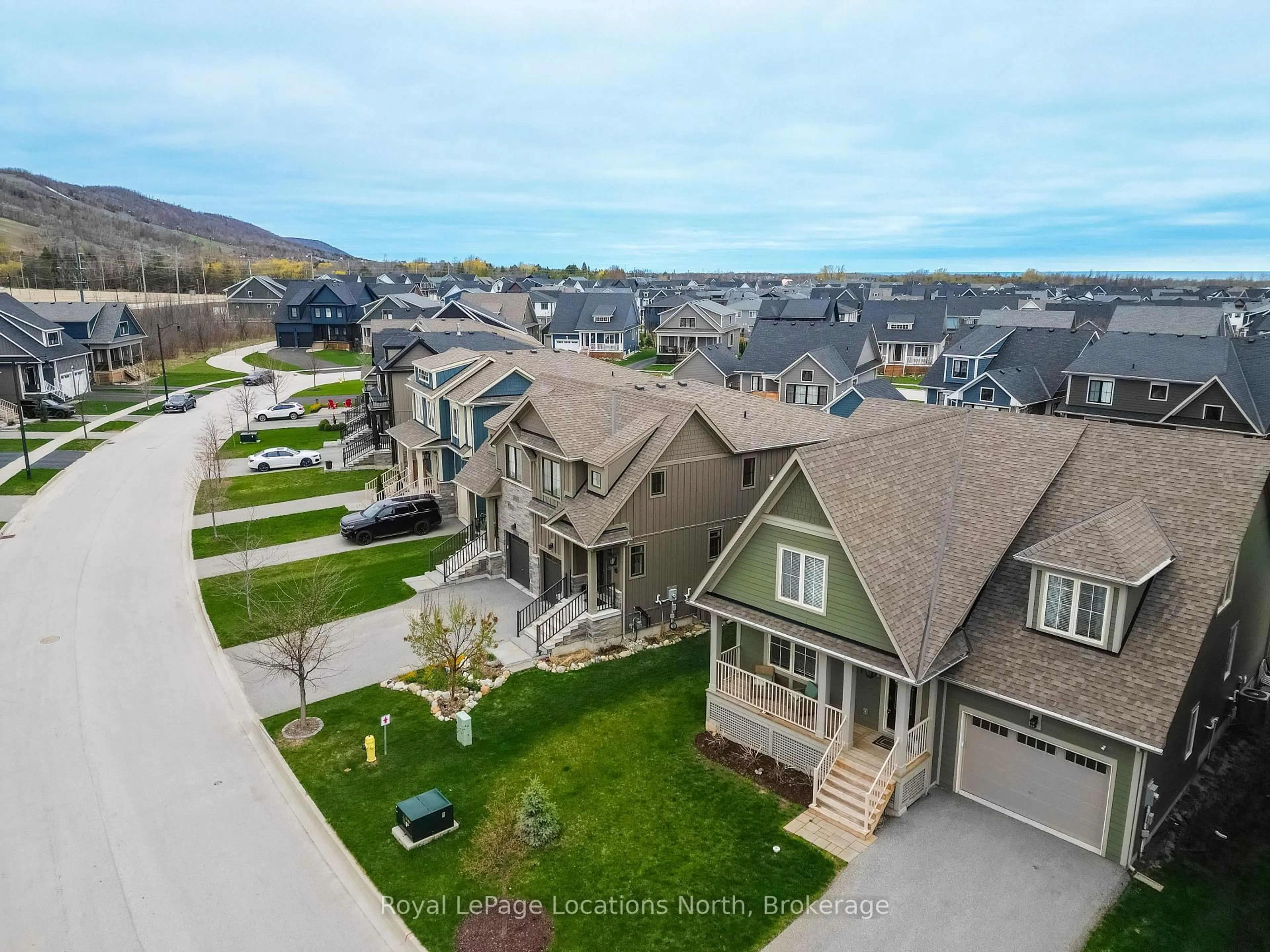 A pic from outside/outdoor area/front of a property/back of a property/a pic from drone, mountain view for 207 Yellow Birch Cres, Blue Mountains Ontario L9Y 0Z3
