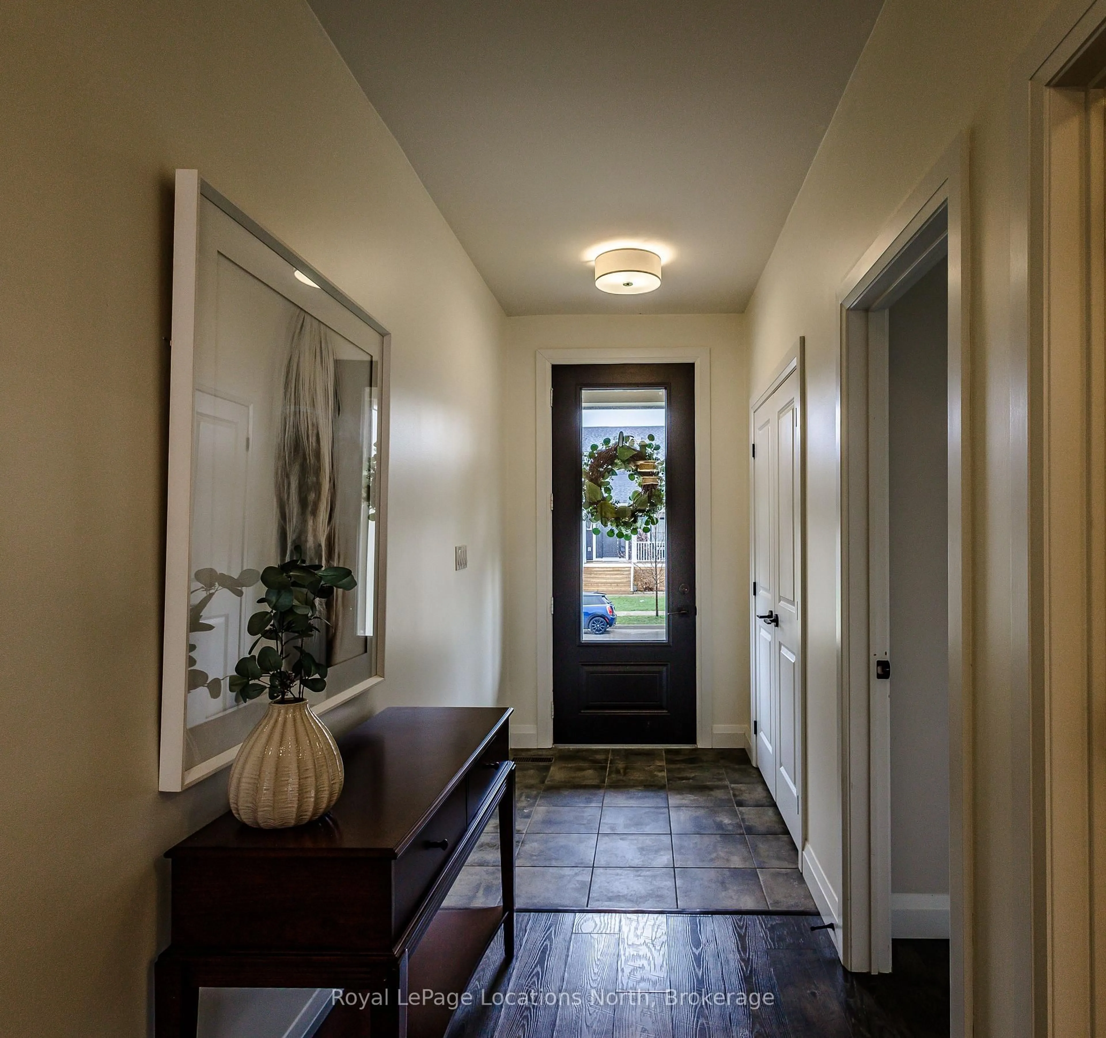 Indoor entryway for 207 Yellow Birch Cres, Blue Mountains Ontario L9Y 0Z3