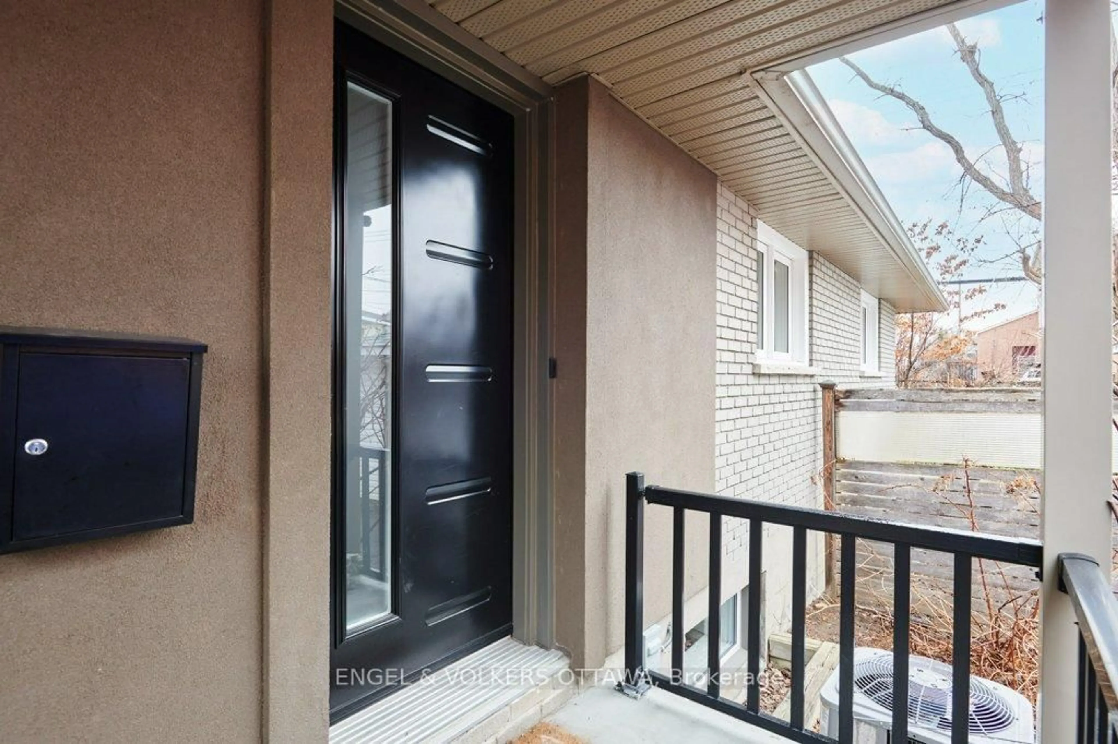 Unknown for 863 Duberry St, Ottawa Ontario K2A 3T2