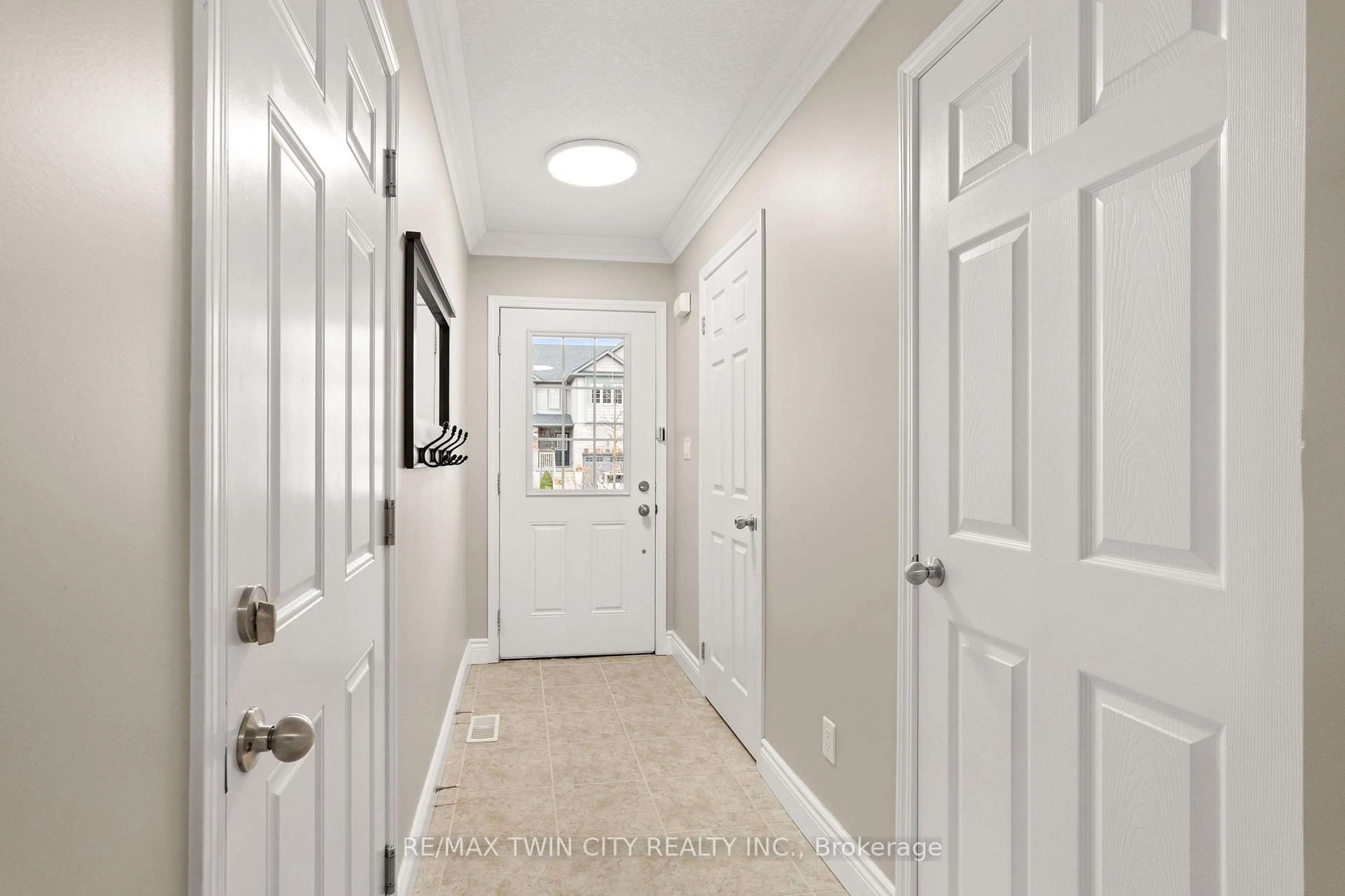 Indoor entryway for 67 Meadowridge St, Kitchener Ontario N2P 0E2