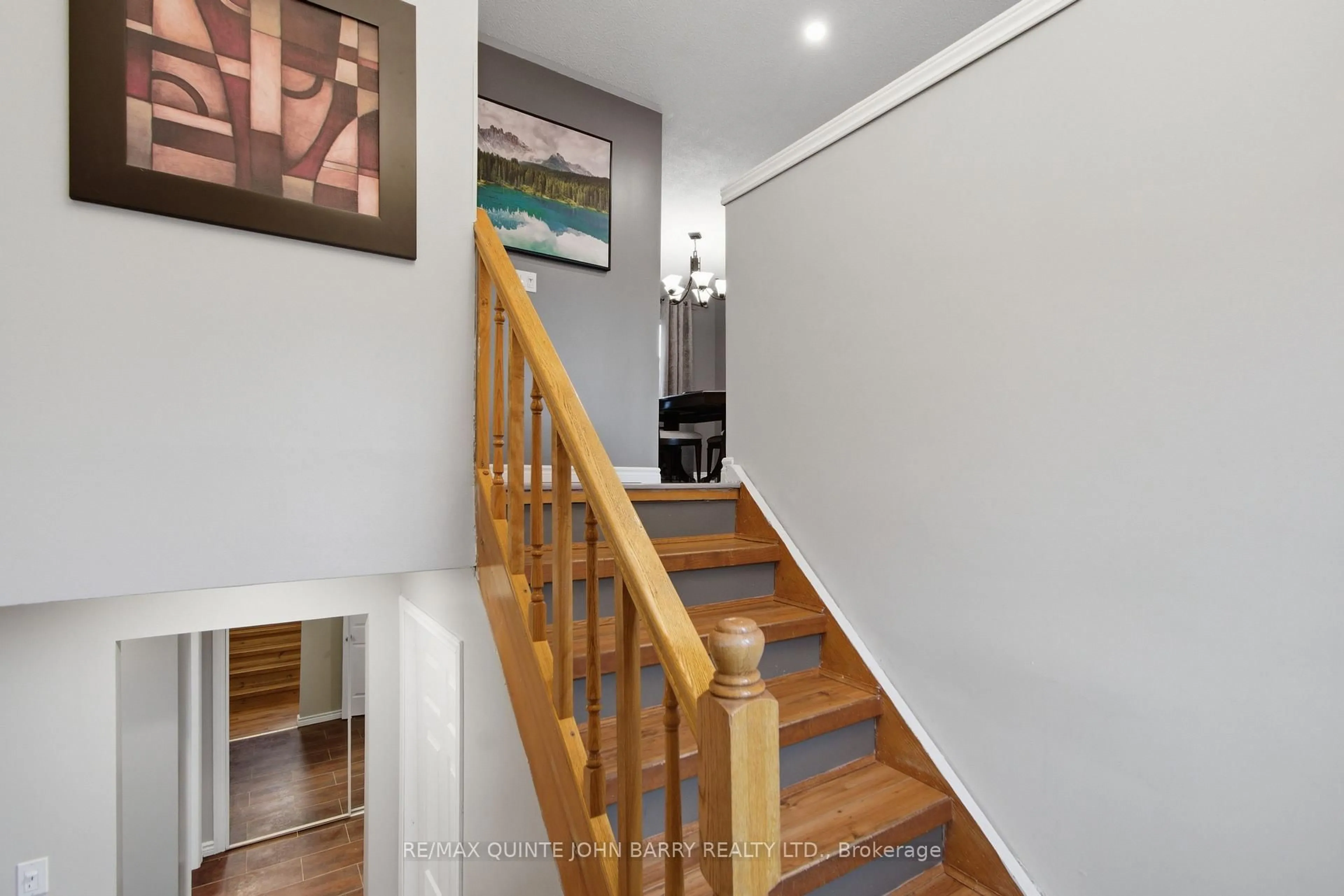 Stairs for 106 Nicholas St, Quinte West Ontario K8V 6B2