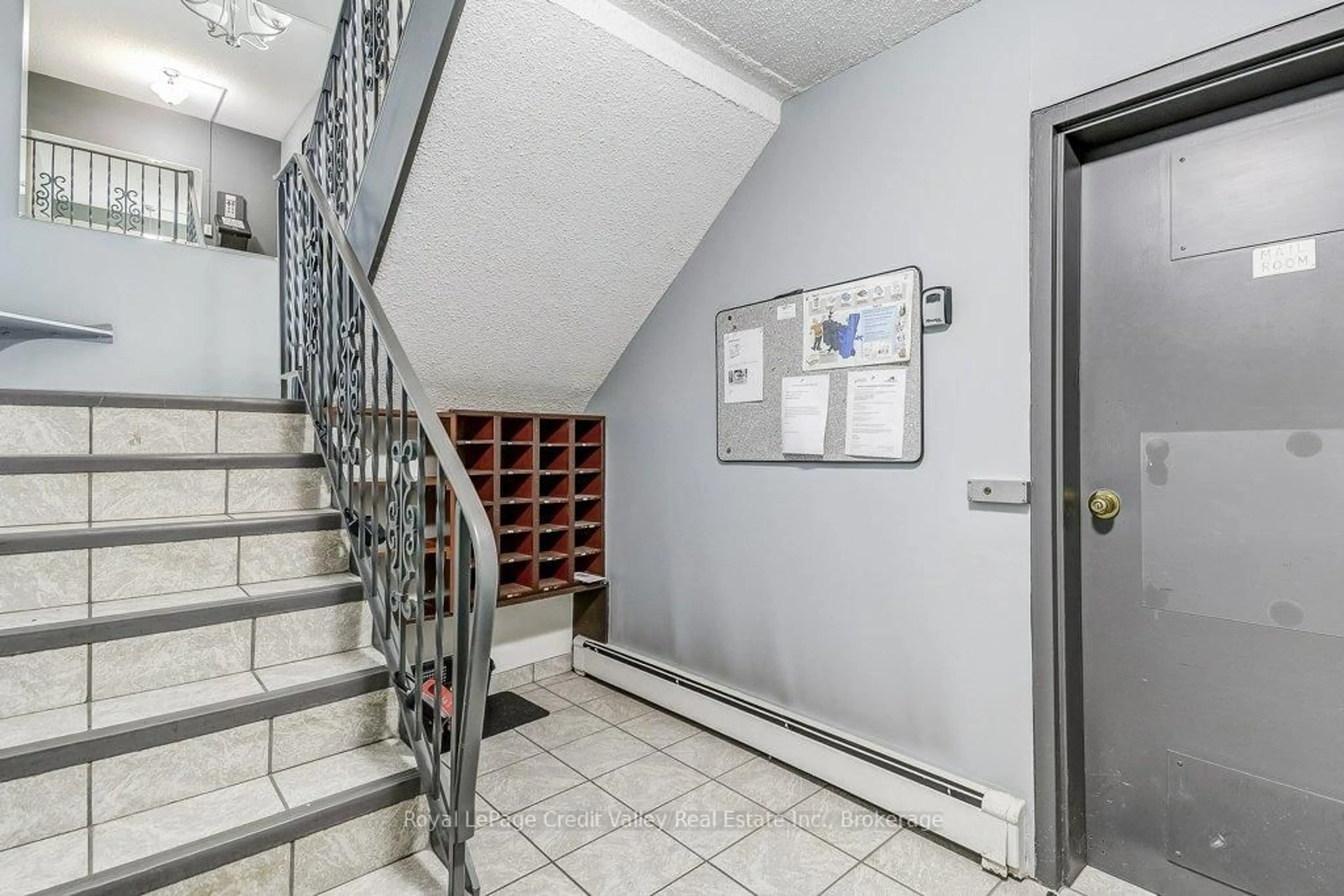 Indoor foyer for 6 Shettleston Dr #302, Cambridge Ontario N3H 5E7