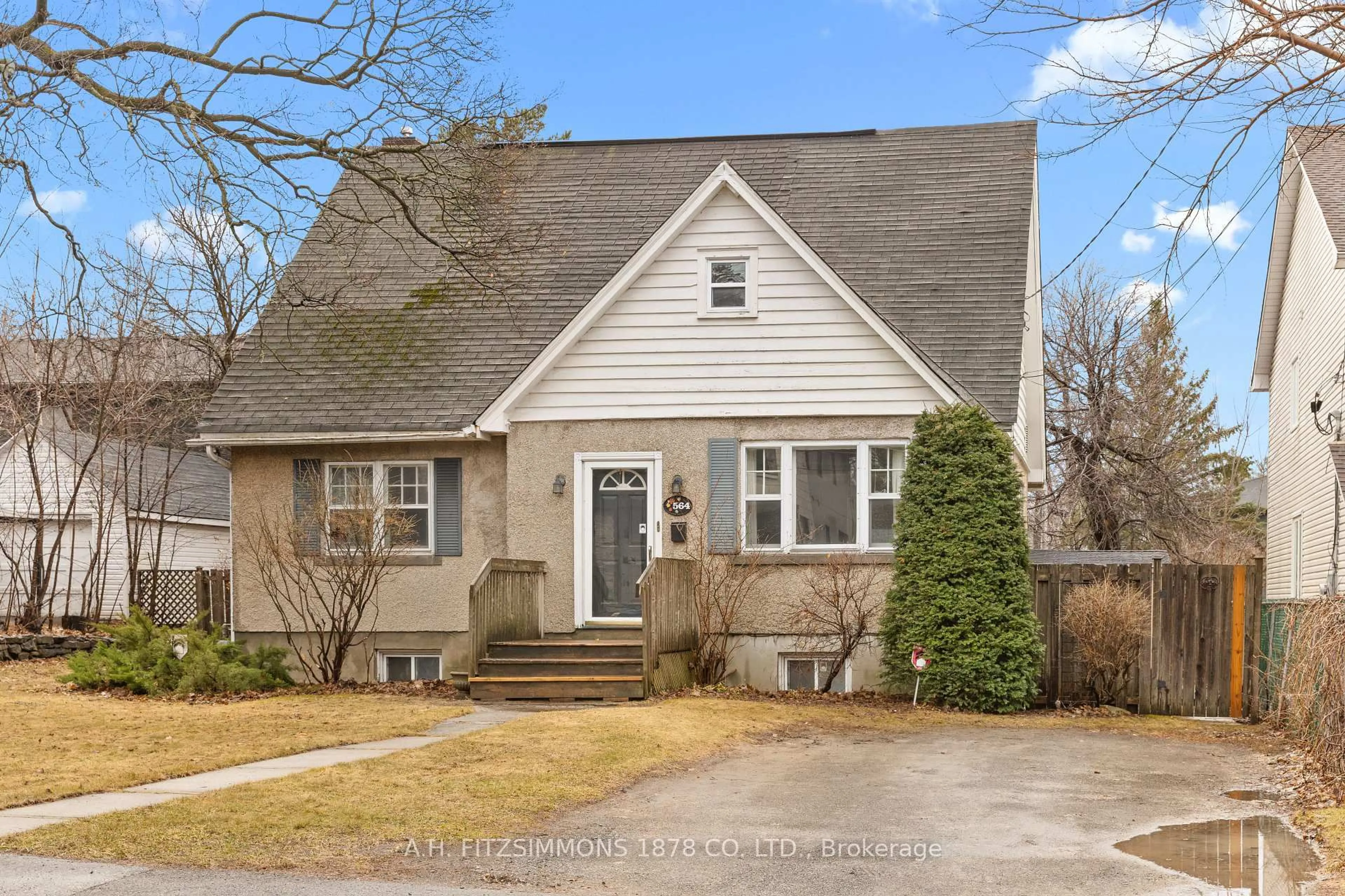 Home with vinyl exterior material, street for 564 Tweedsmuir Ave, Ottawa Ontario K1Z 5P2