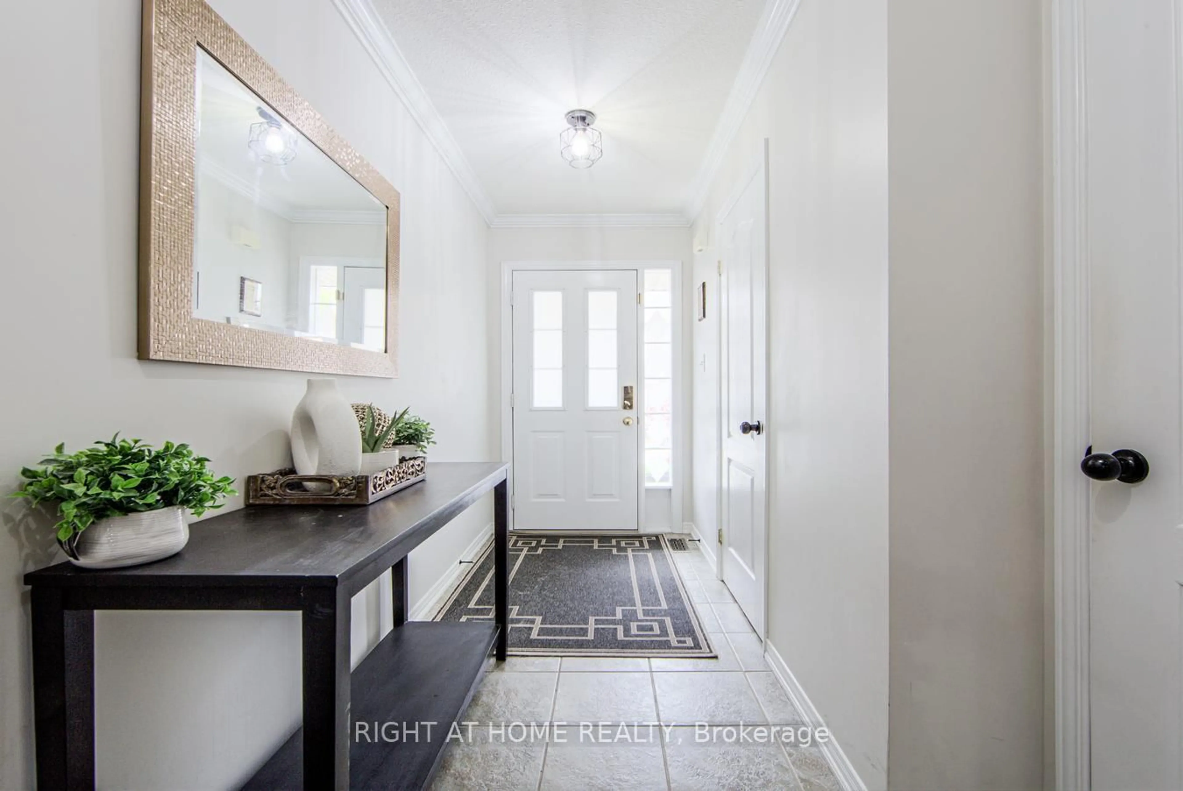 Indoor entryway for 7 Southside Pl #27, Hamilton Ontario L9C 7W6