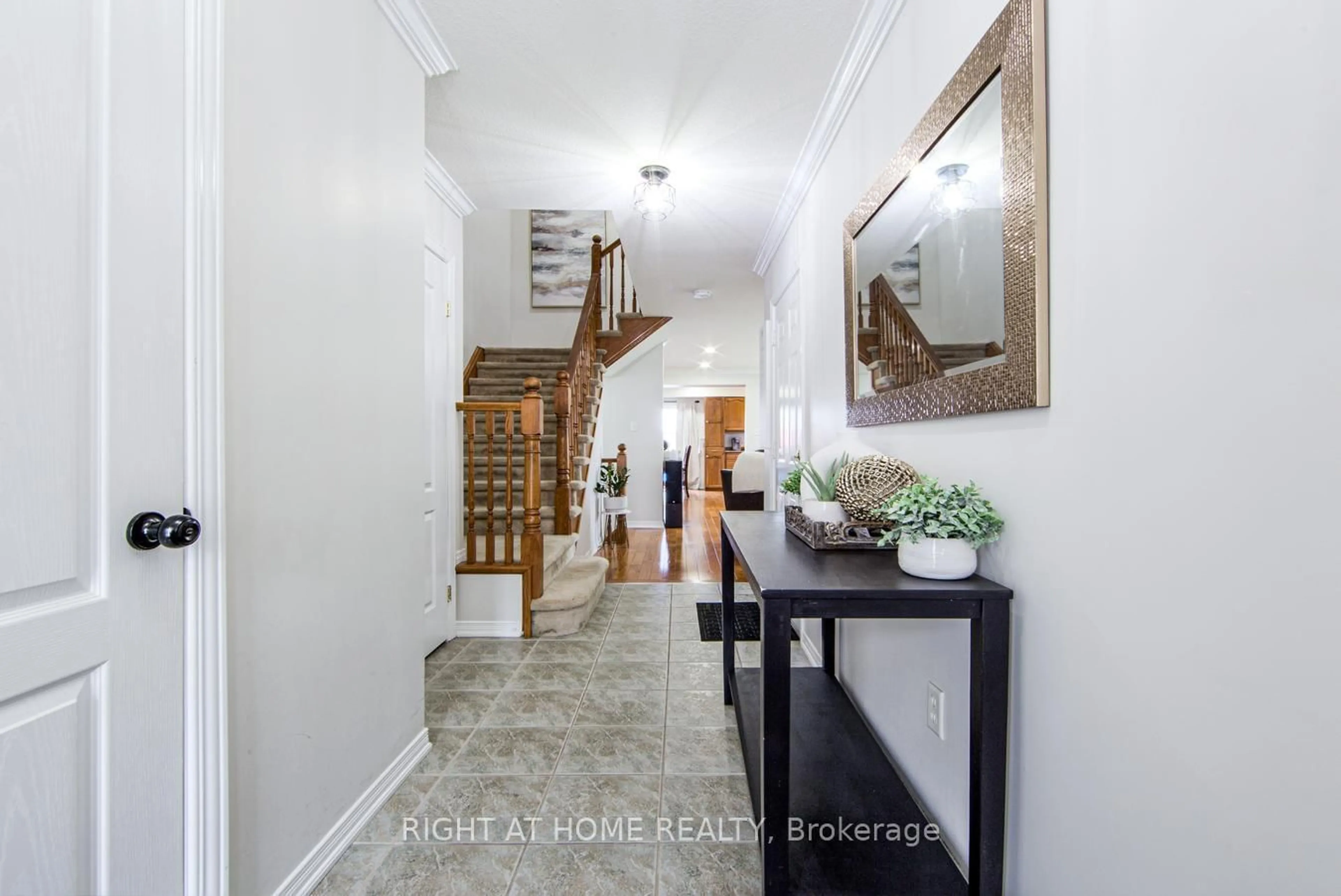 Indoor entryway for 7 Southside Pl #27, Hamilton Ontario L9C 7W6